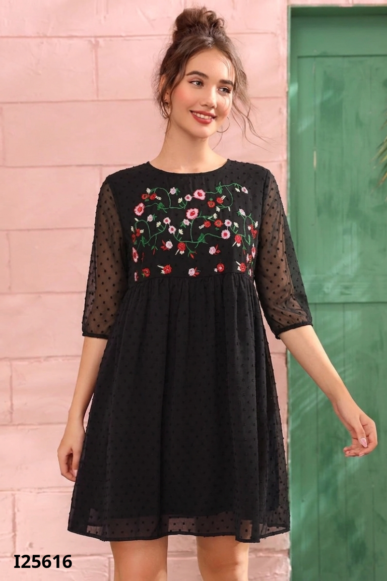 Váy đen lưới thêu hoa