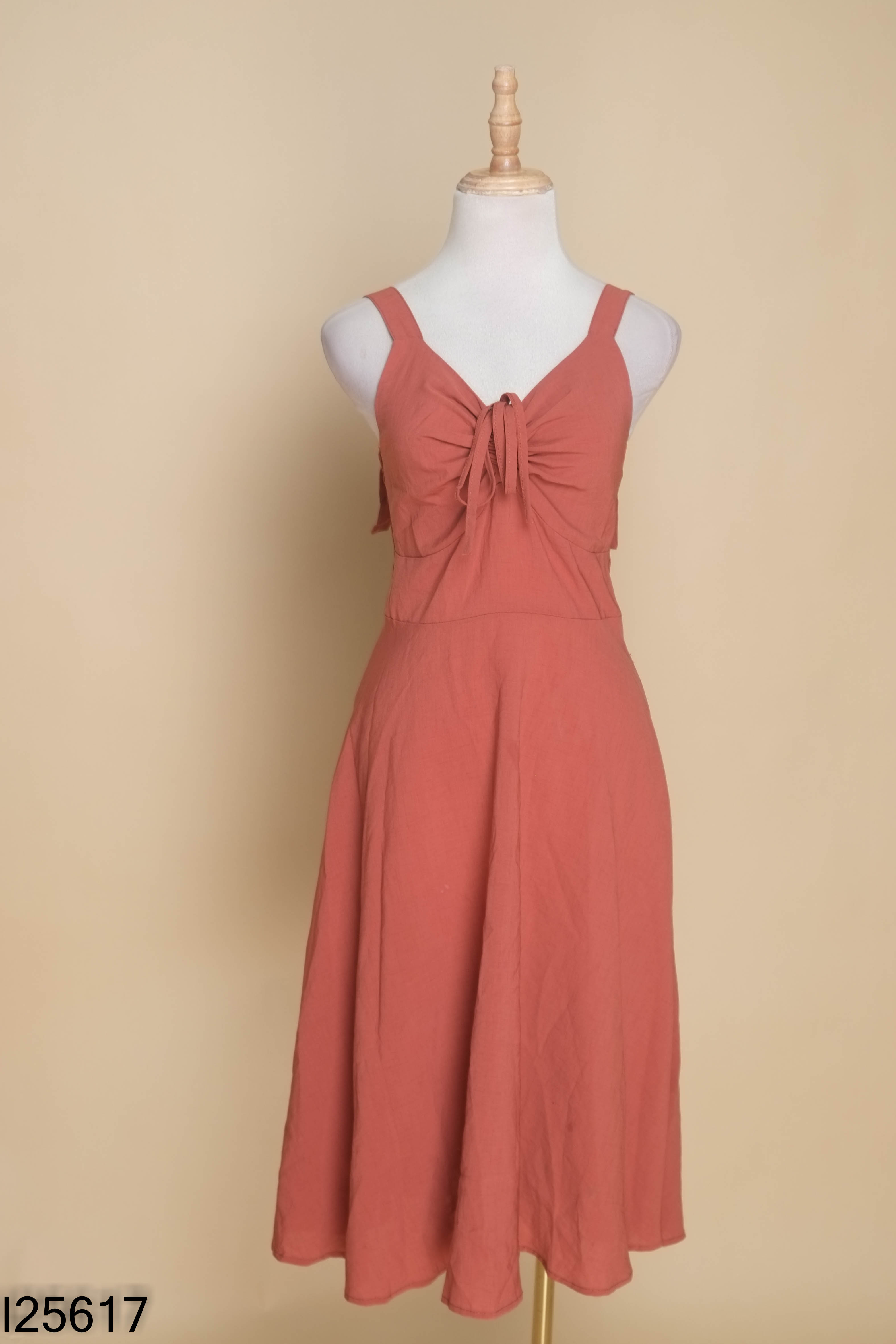 Váy đỏ ruốc dây ngực