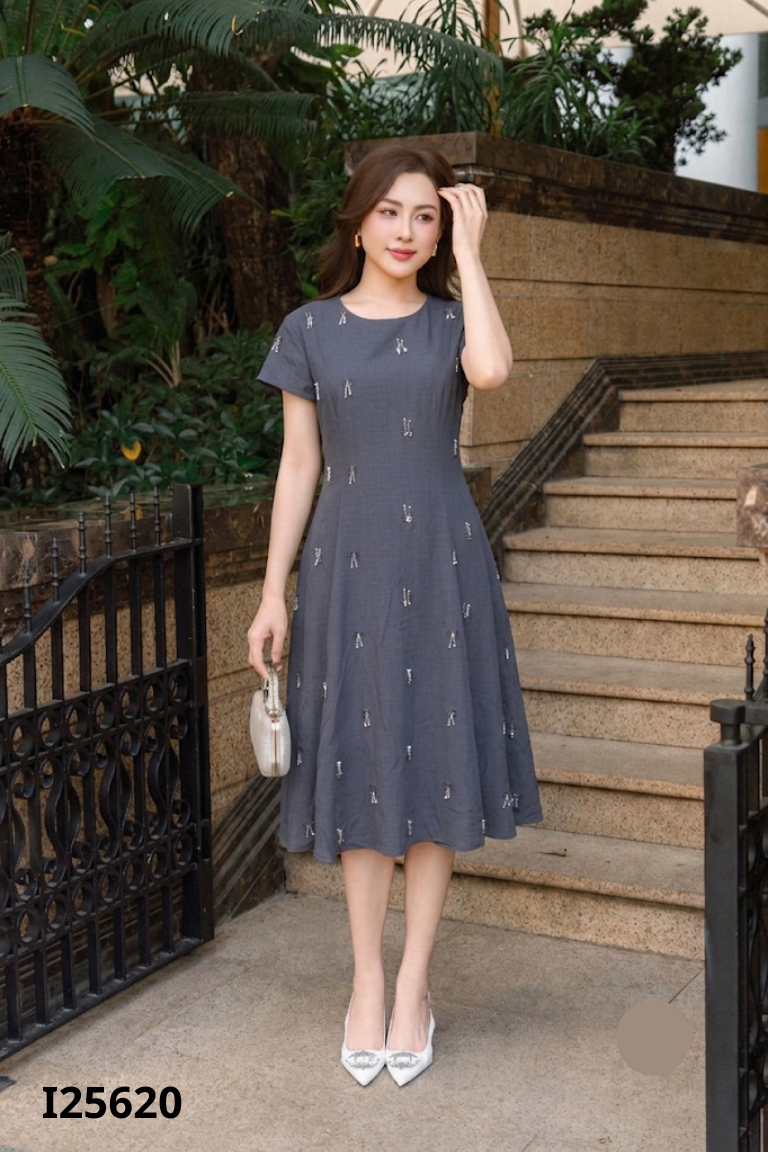 Váy dài xanh than họa tiết đính đá