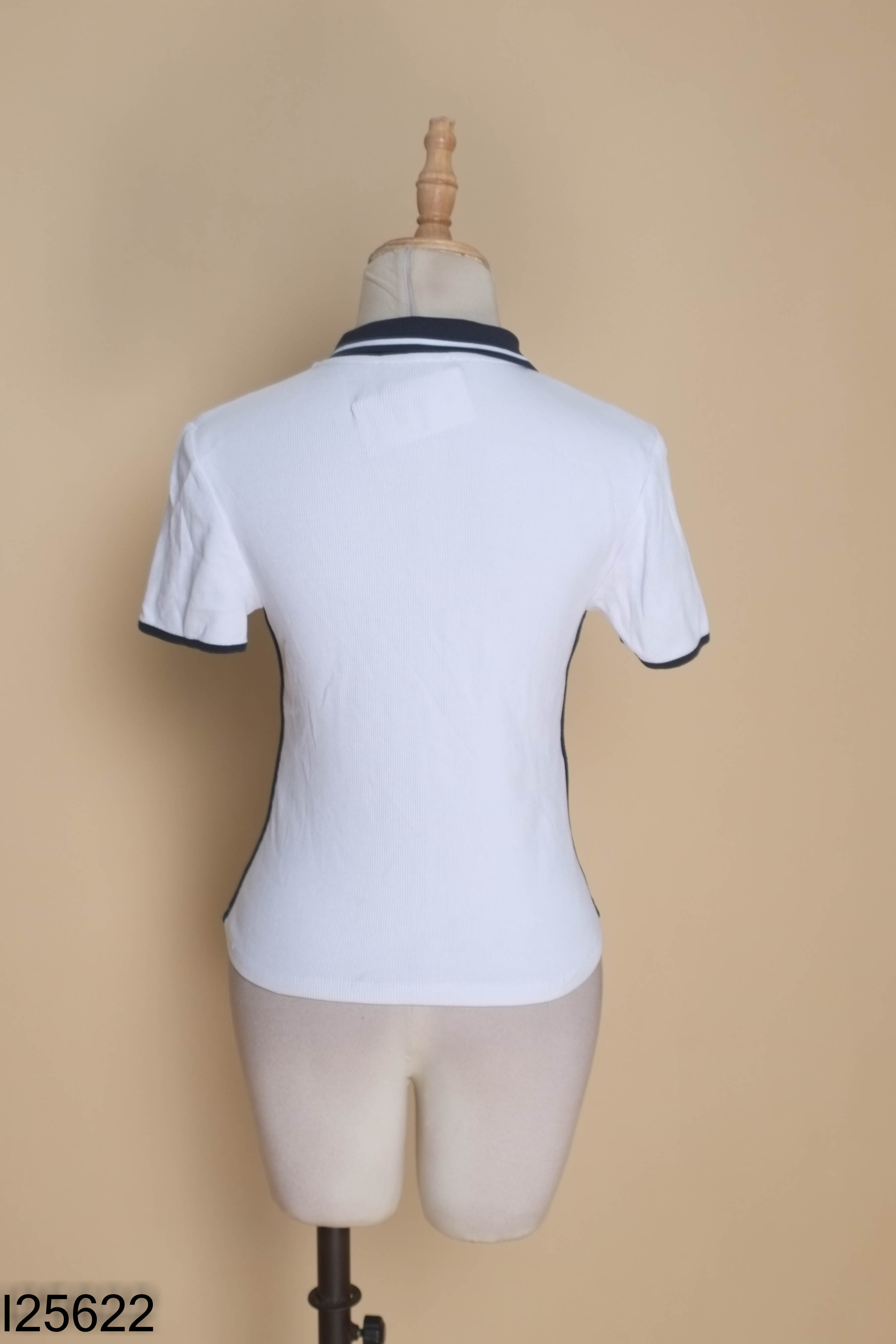 Áo polo trắng cổ xanh