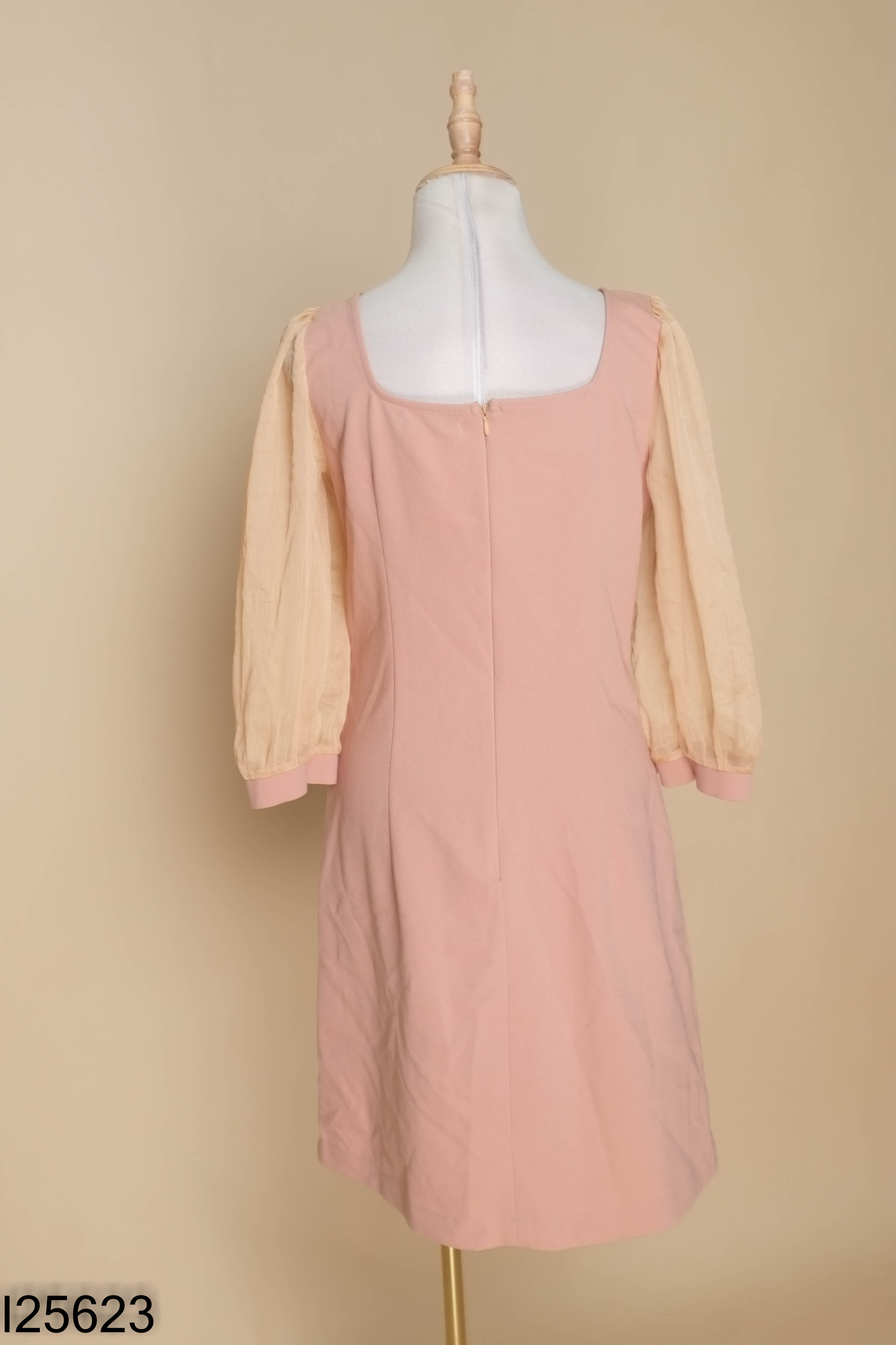 Váy nâu cổ vest phối tay voan