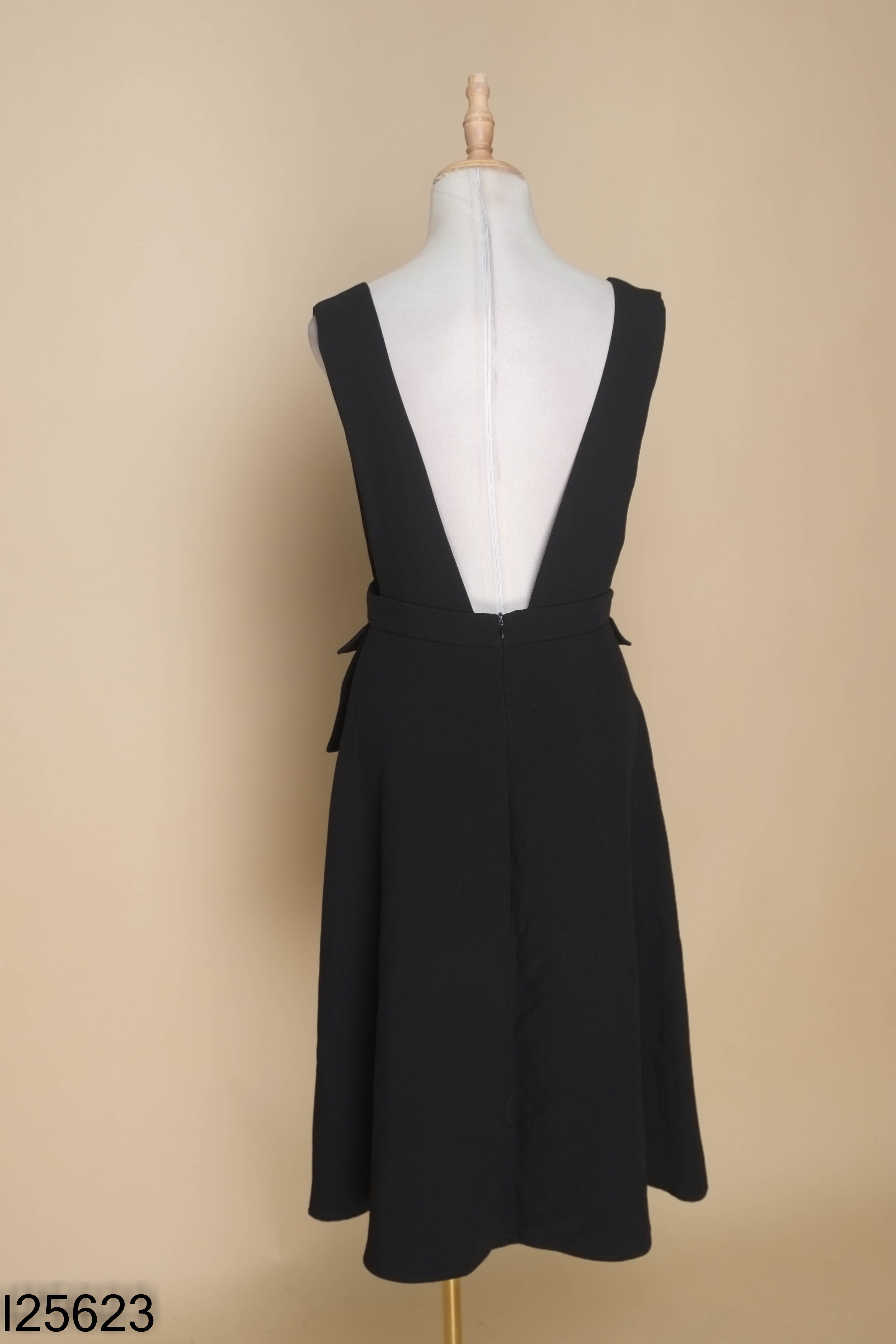 Jumpsuit đen phối túi