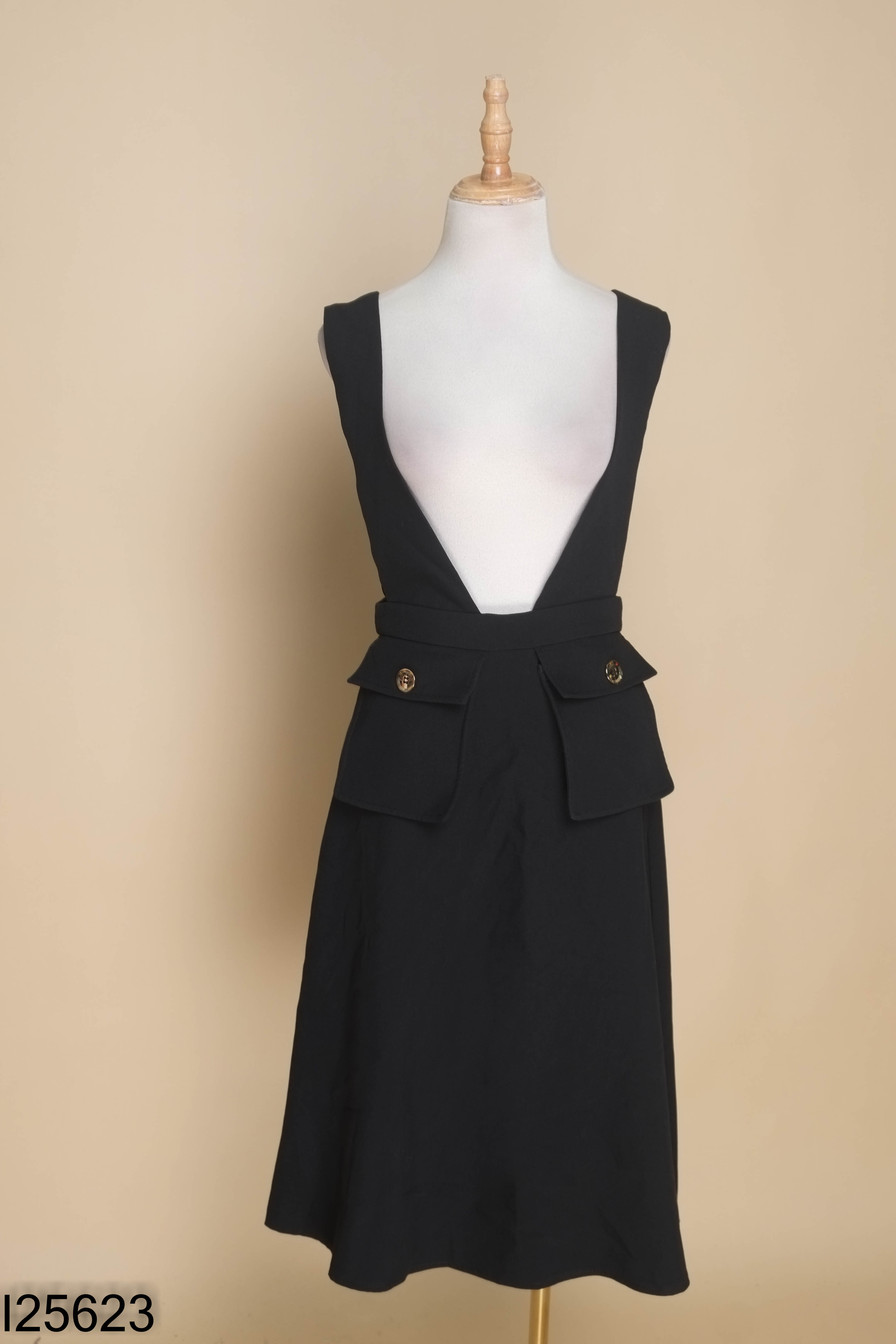 Jumpsuit đen phối túi