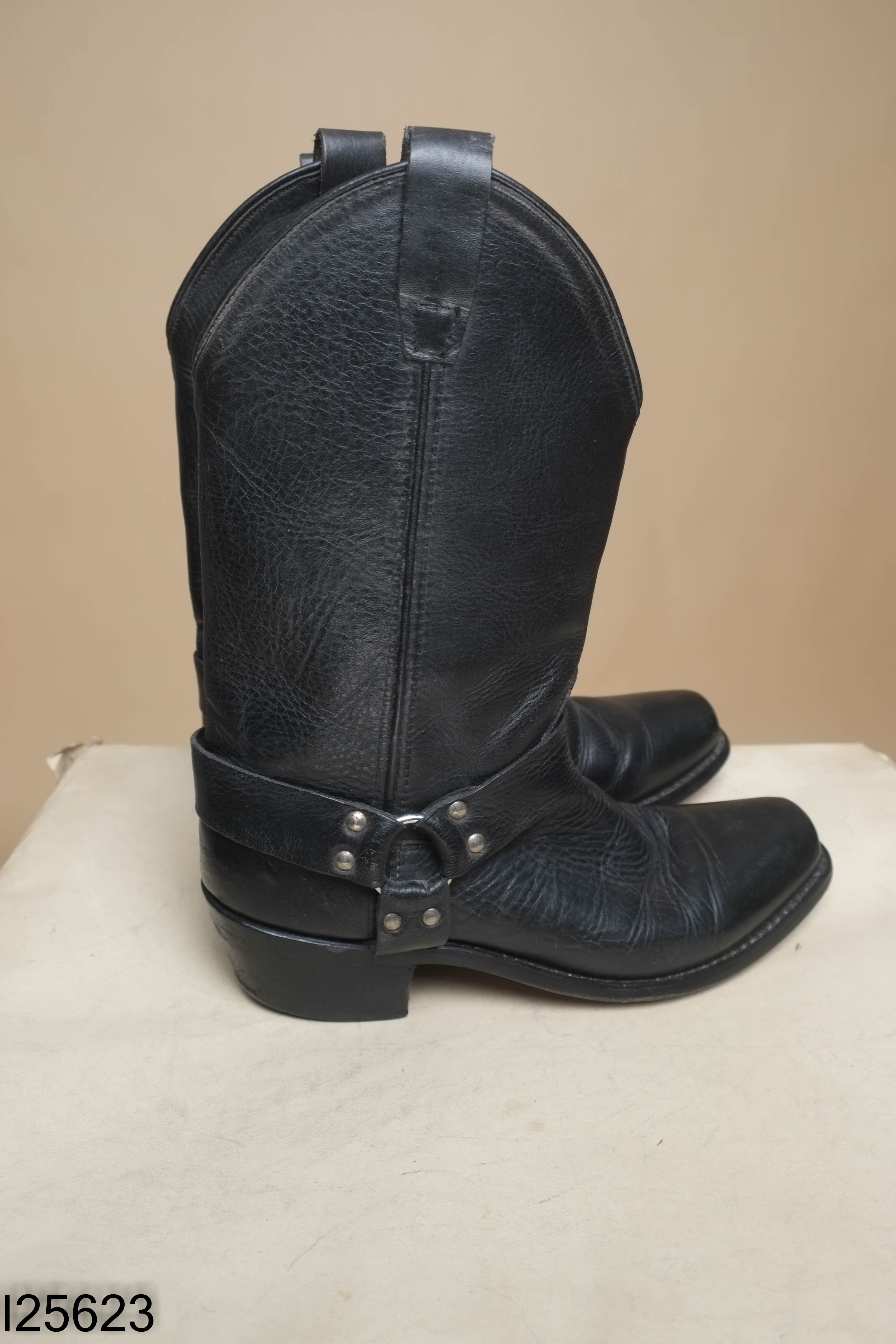 Giày boots da đen lửng