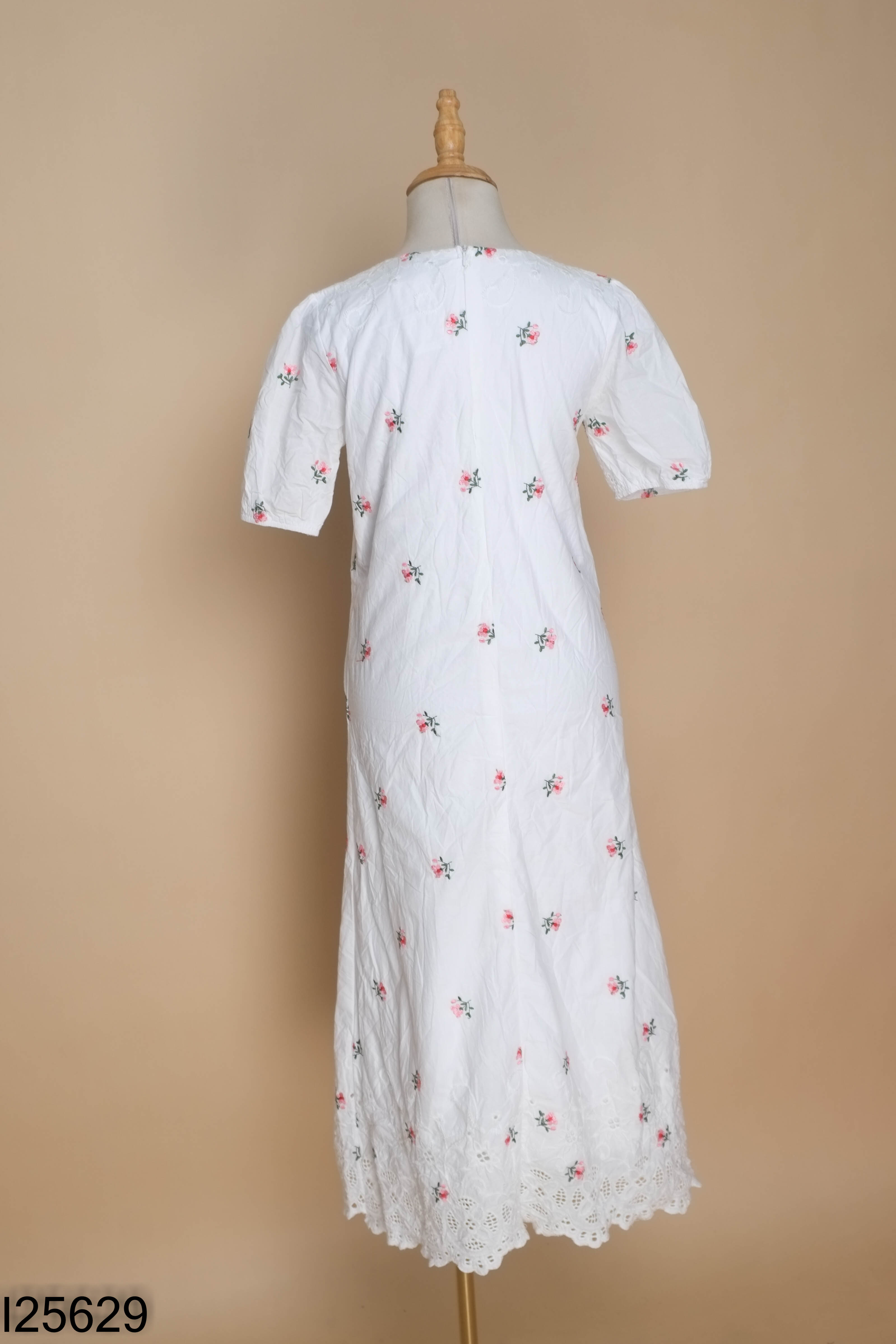 Váy trắng TOP SHOP thêu hoa
