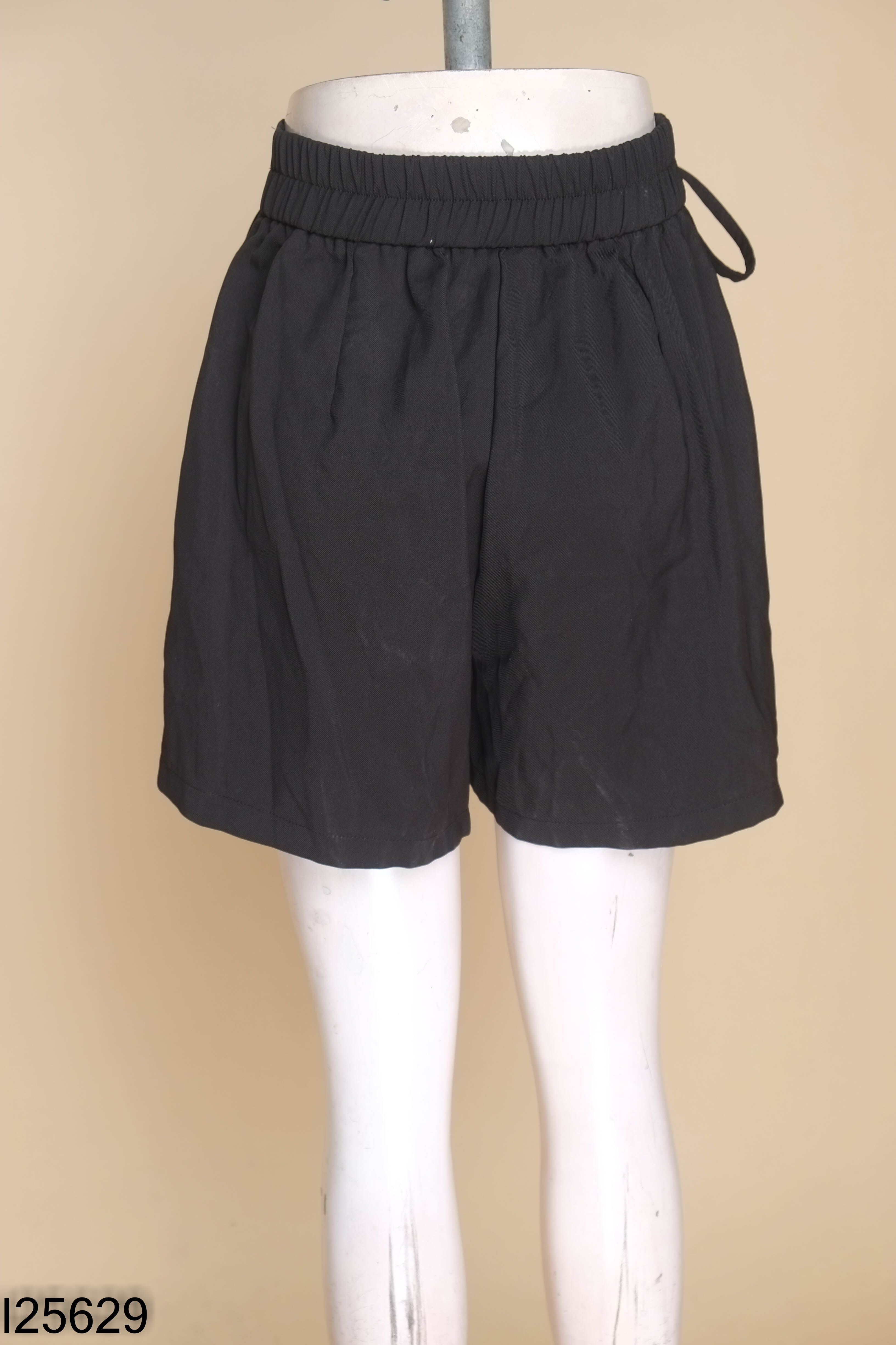 Quần shorts đen dây buộc