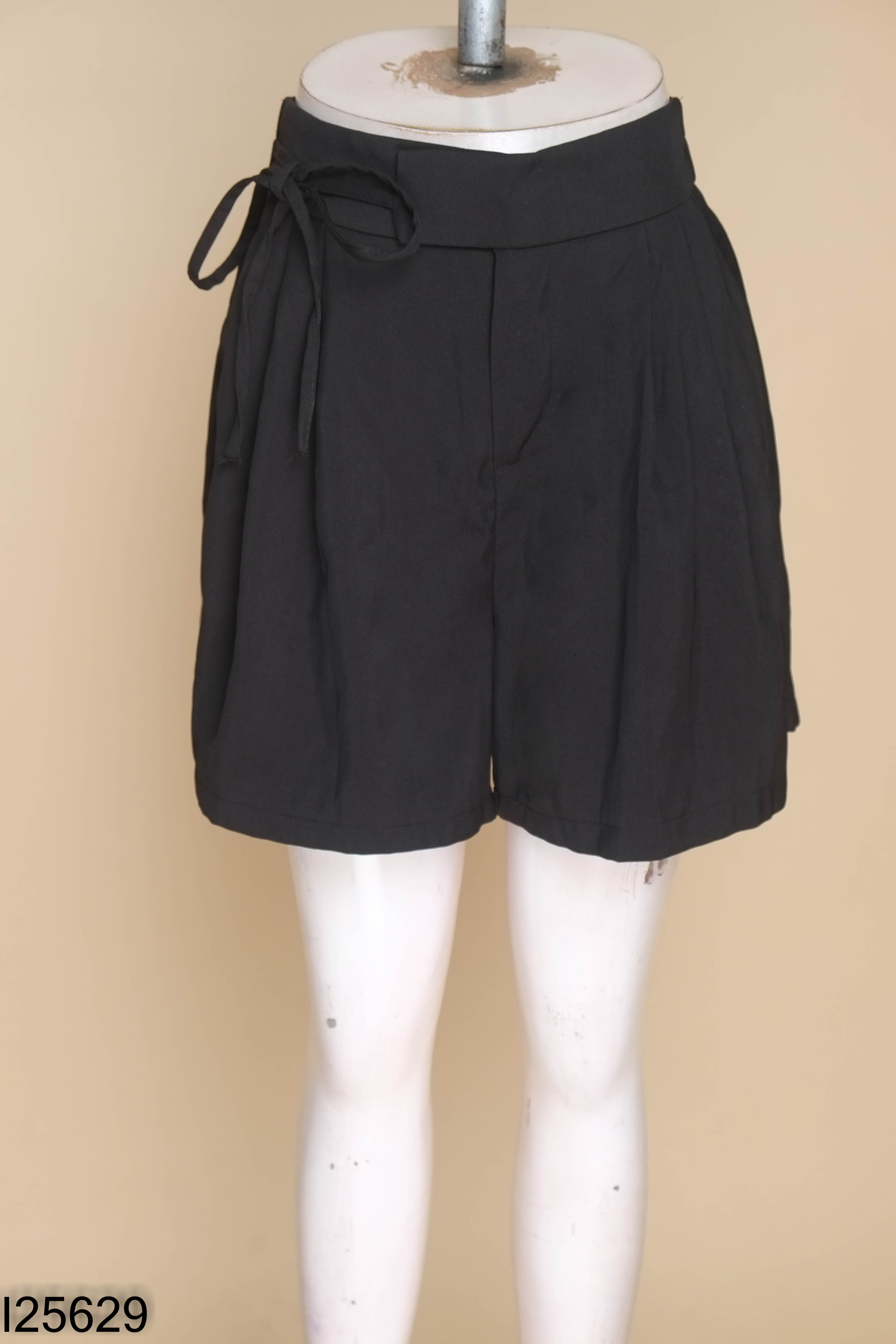 Quần shorts đen dây buộc