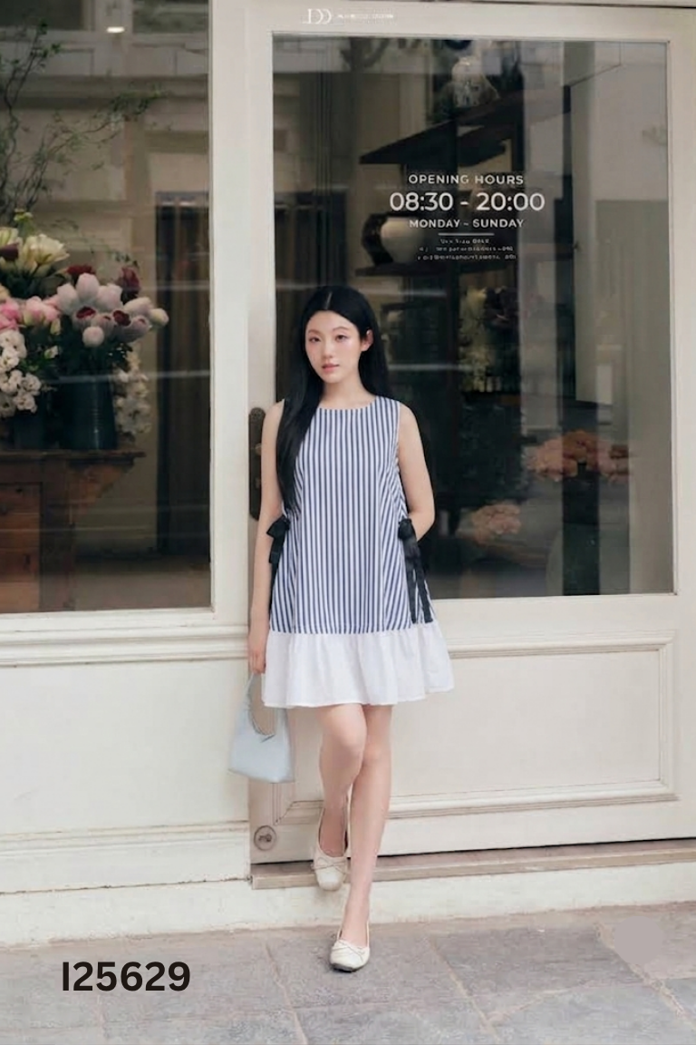 Váy trắng sát nách kẻ xanh