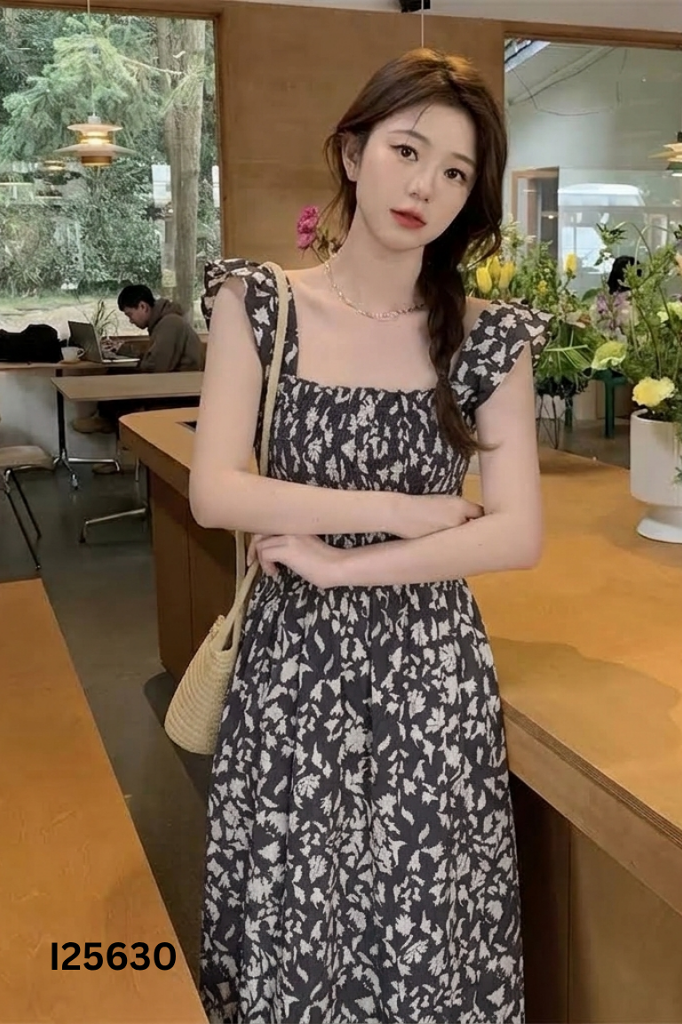 Váy đen họa tiết hoa