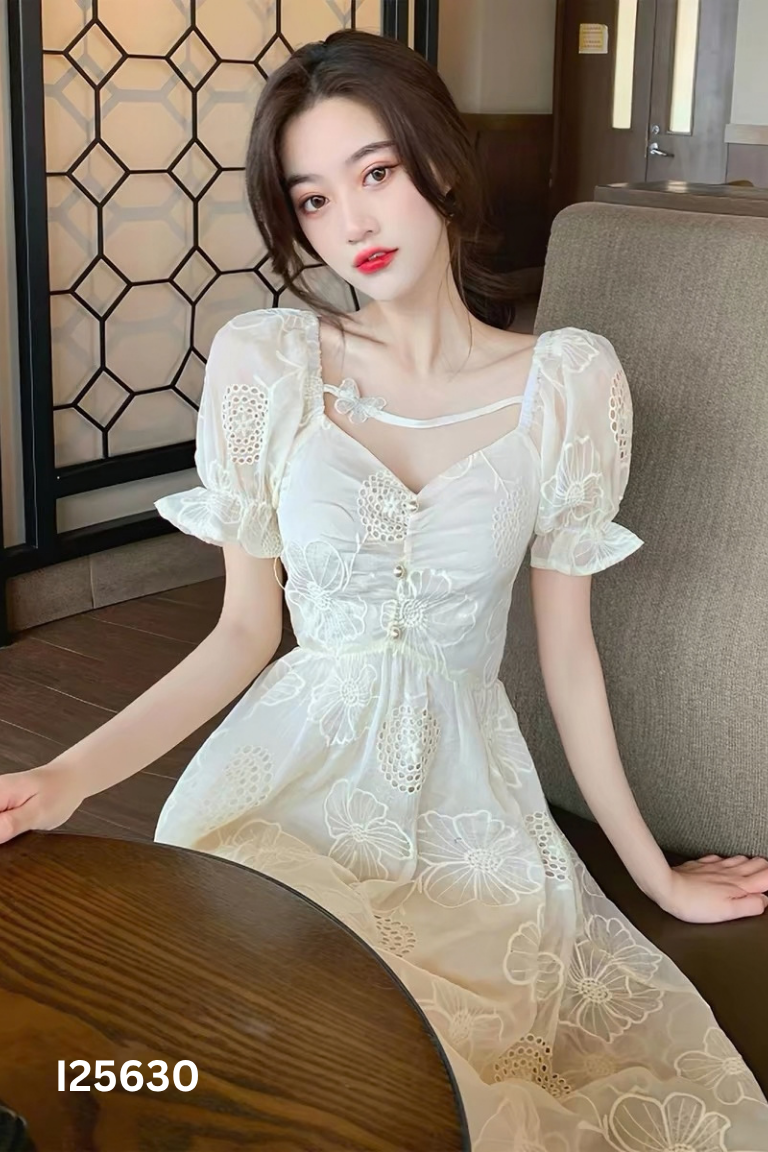 Váy voan trắng họa tiết