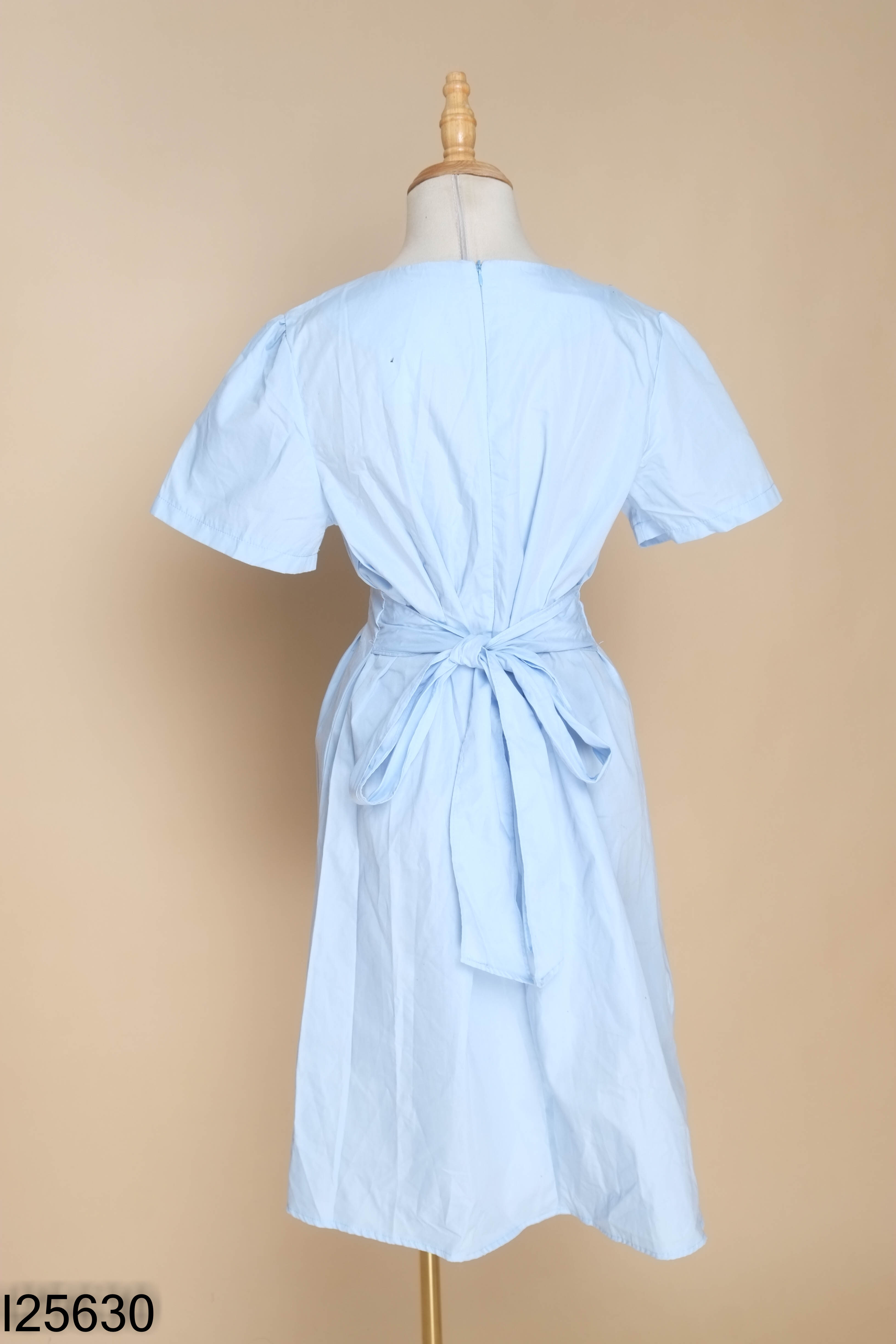 Váy xanh suông buộc dây eo