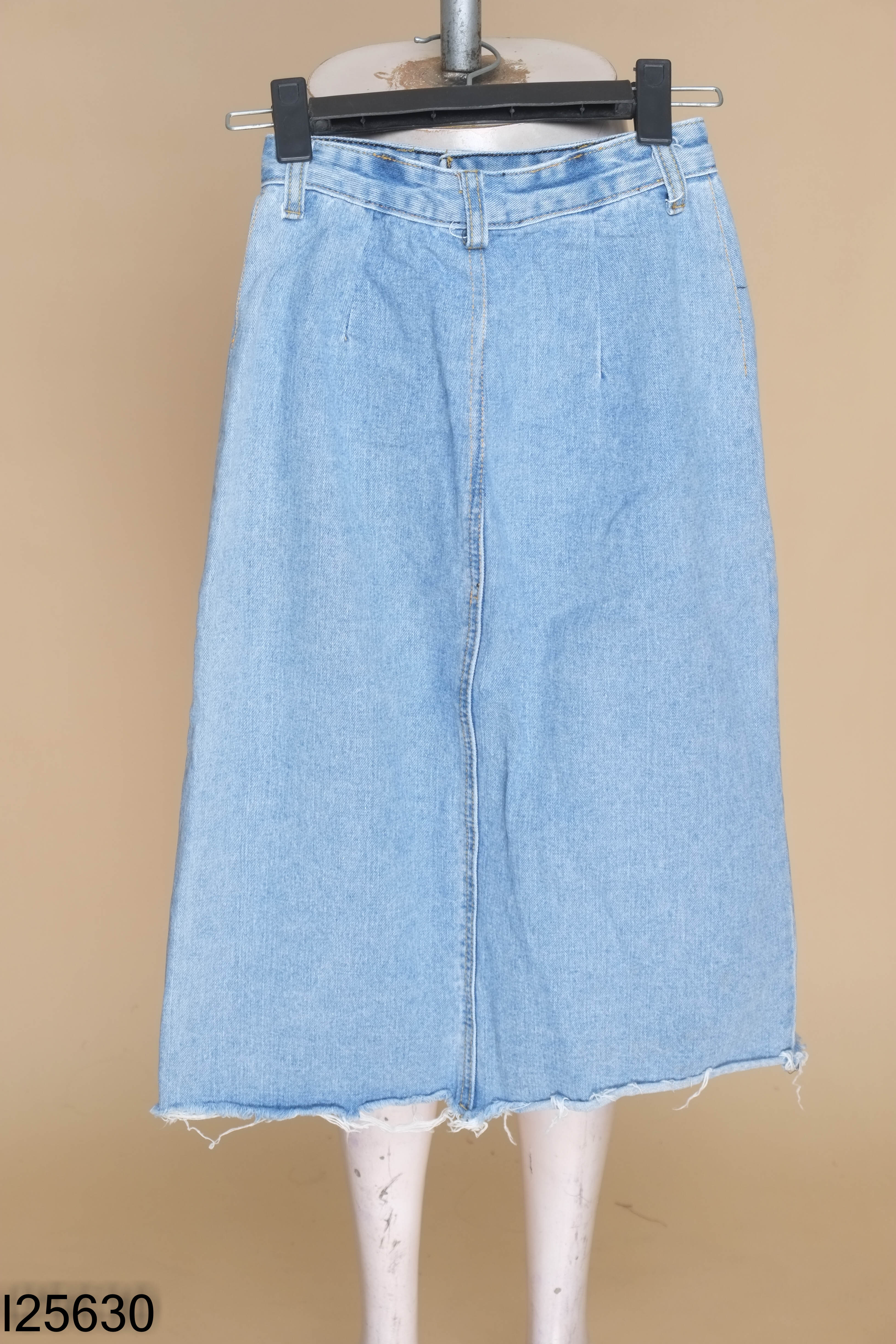 Chân váy jeans xanh 2 túi trước xẻ