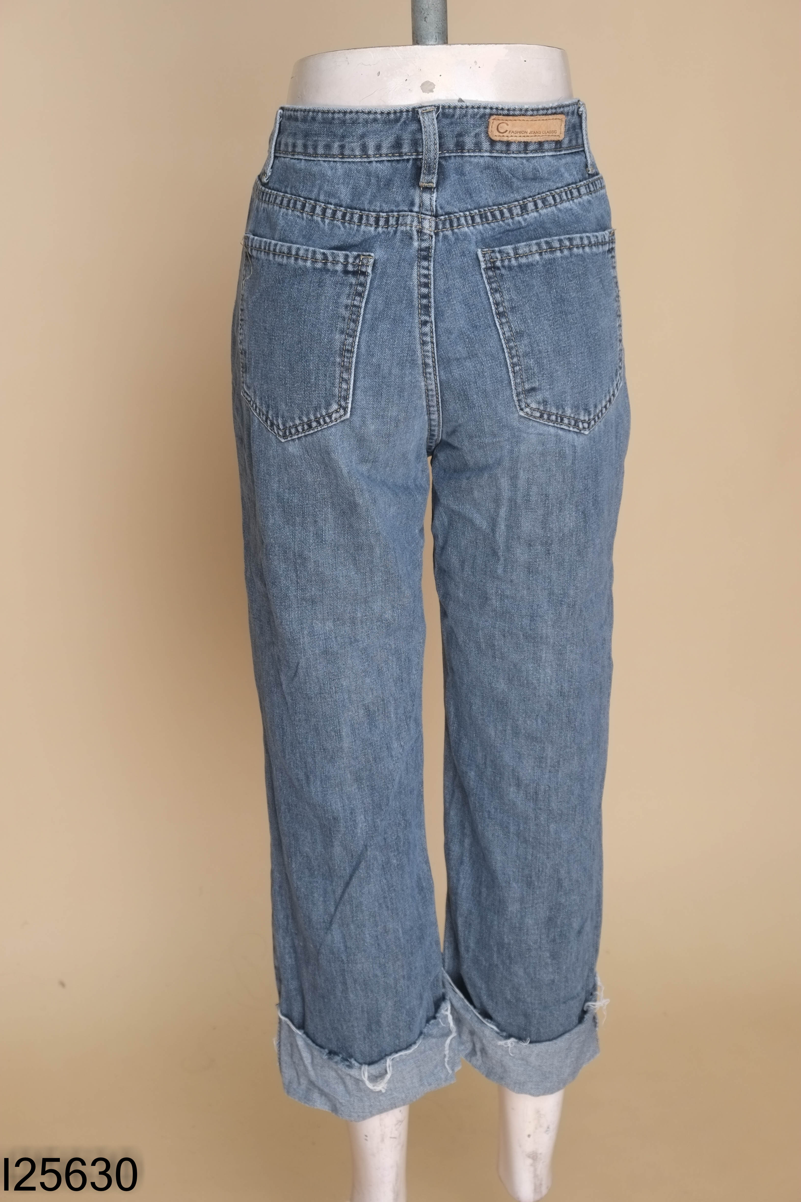 Quần jeans ống đứng bẳn ống