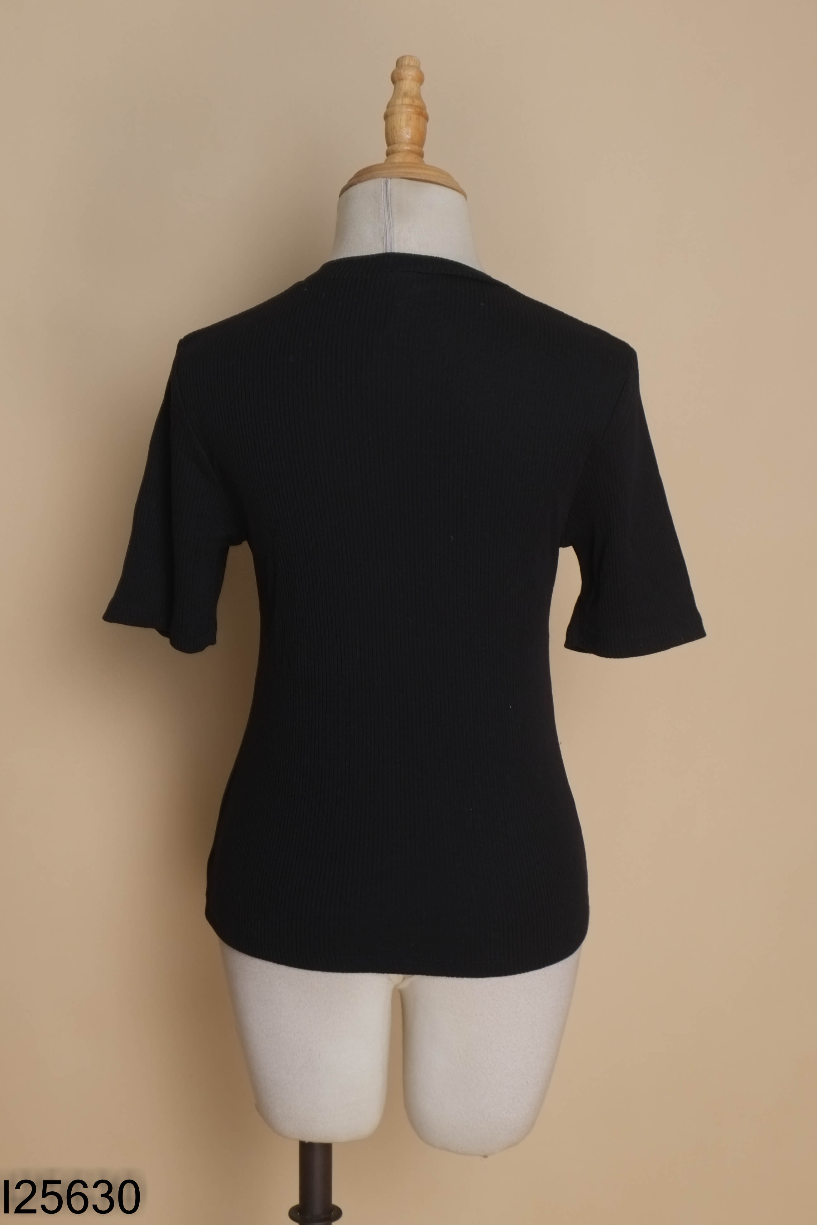 Áo thun UNIQLO đen ôm