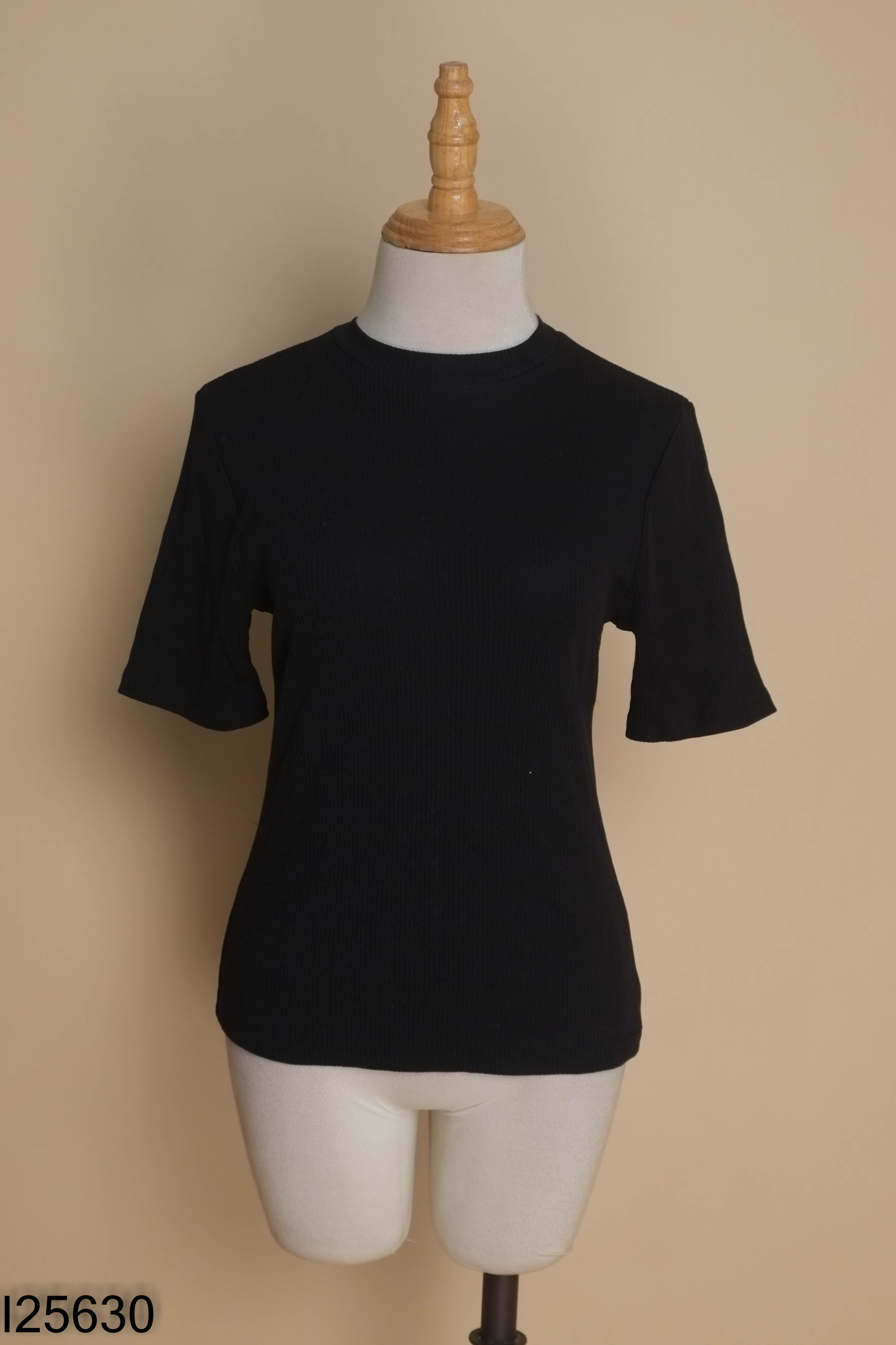 Áo thun UNIQLO đen ôm