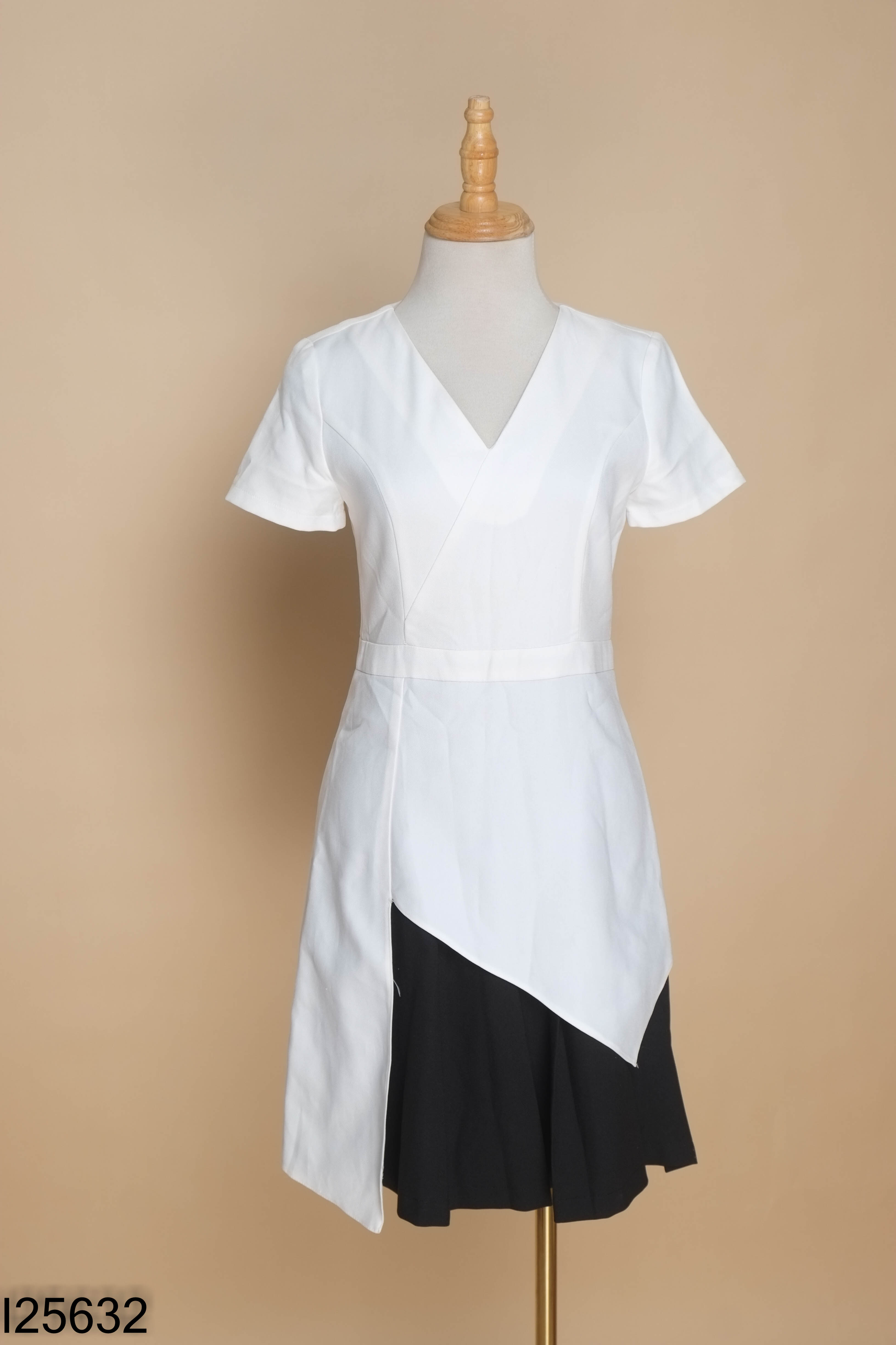 Váy trắng cổ V phối đen