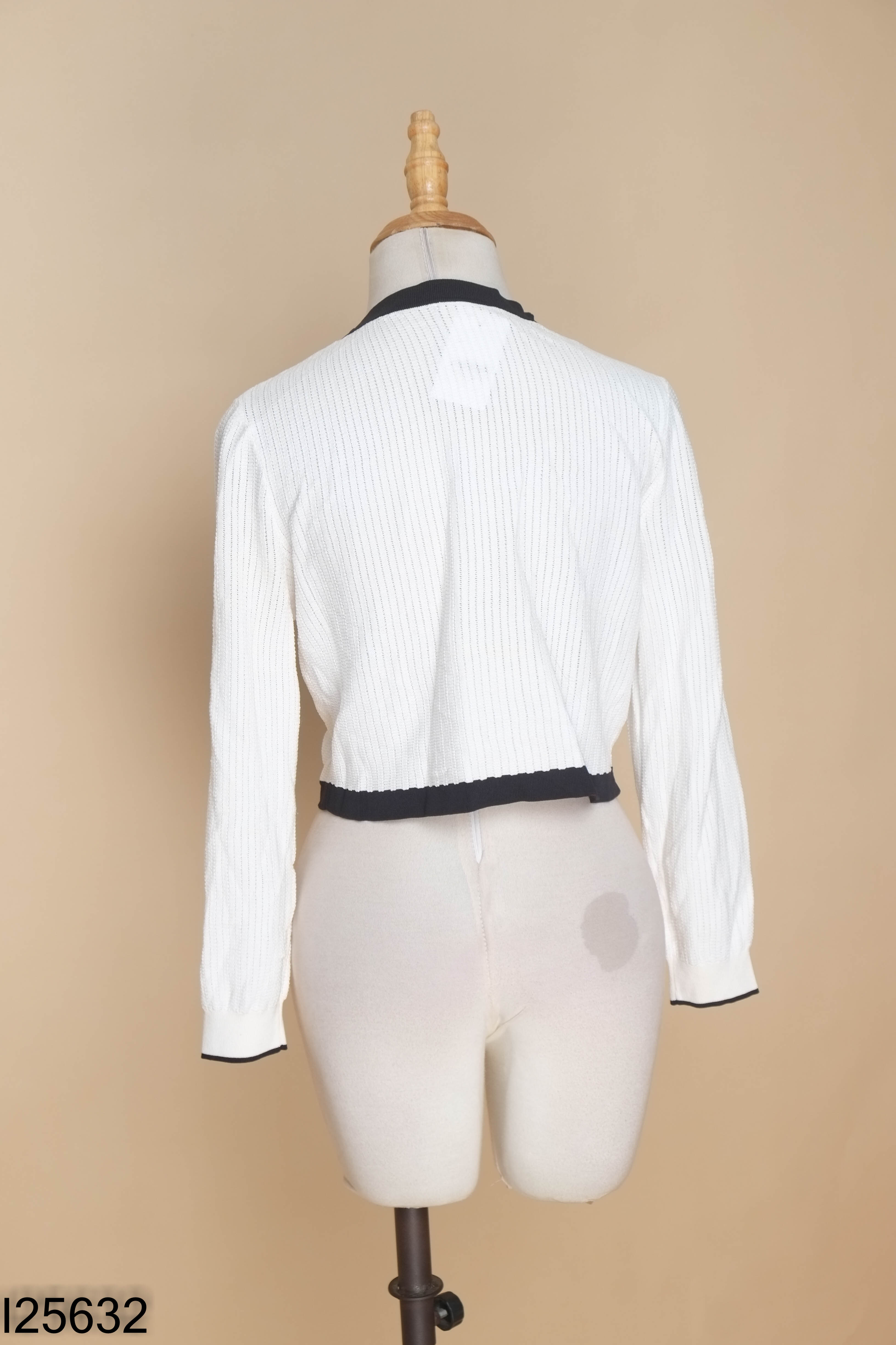 Áo cardigan choàng trắng viền đen