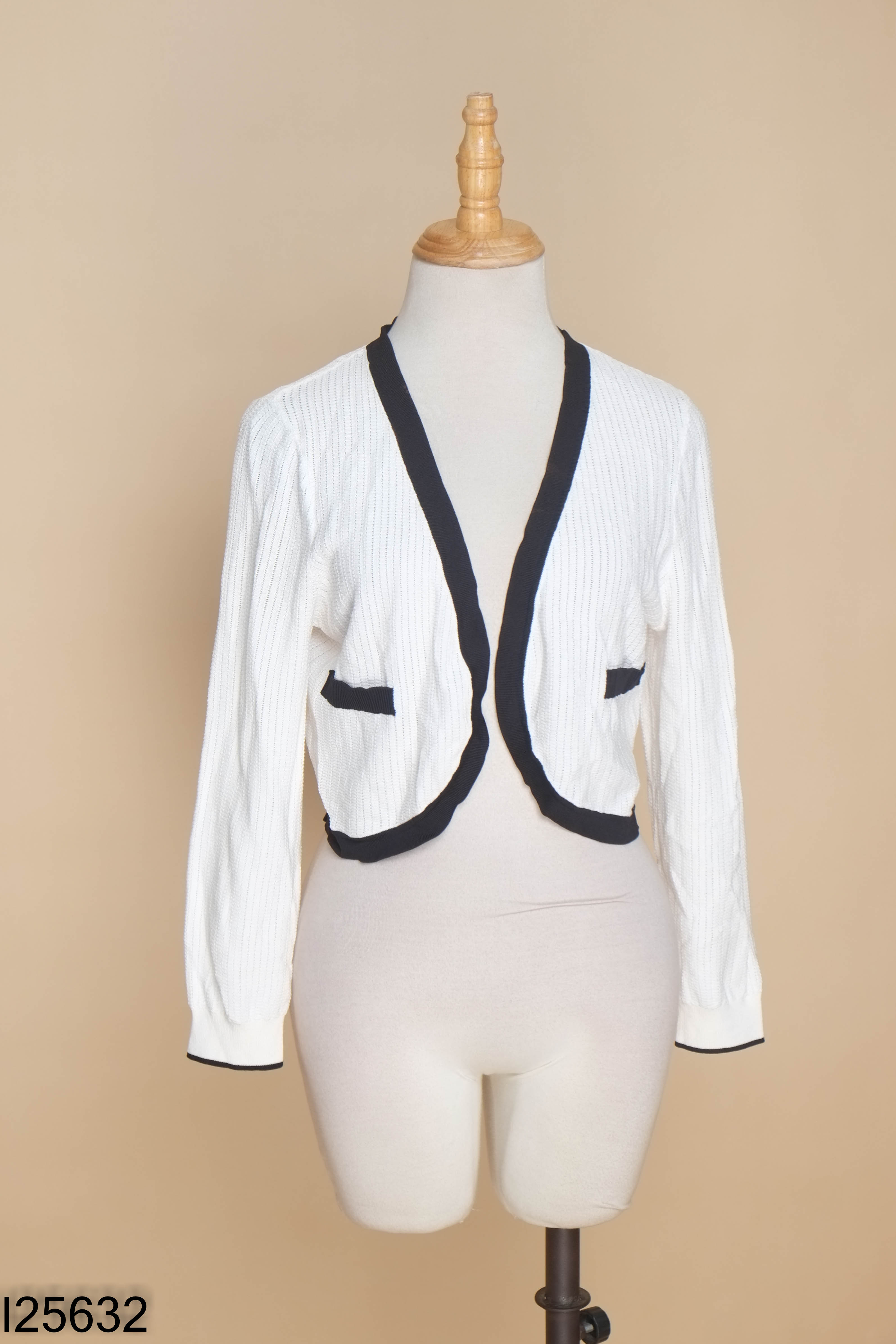 Áo cardigan choàng trắng viền đen