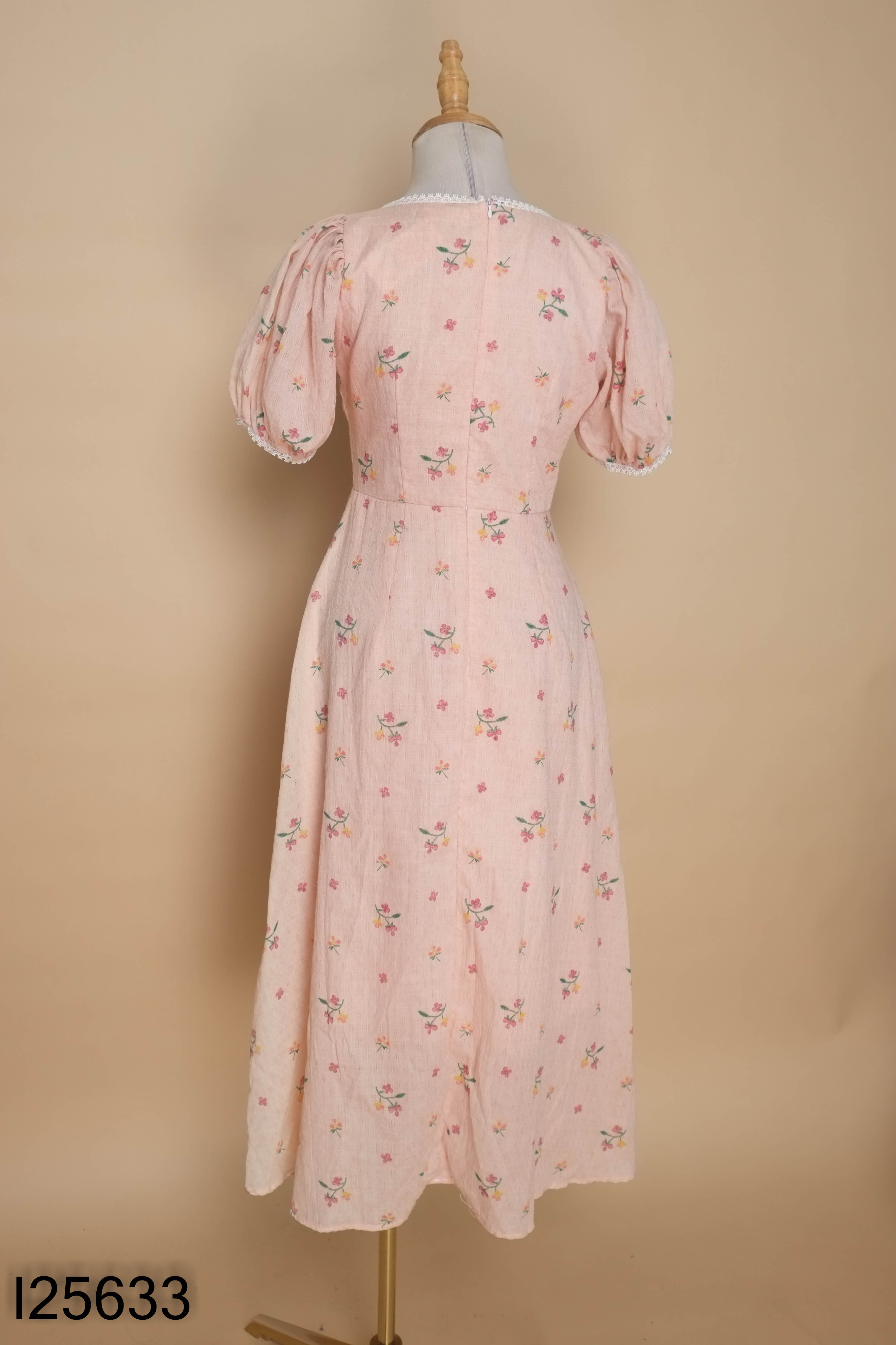 Váy hồng hoa cổ ren