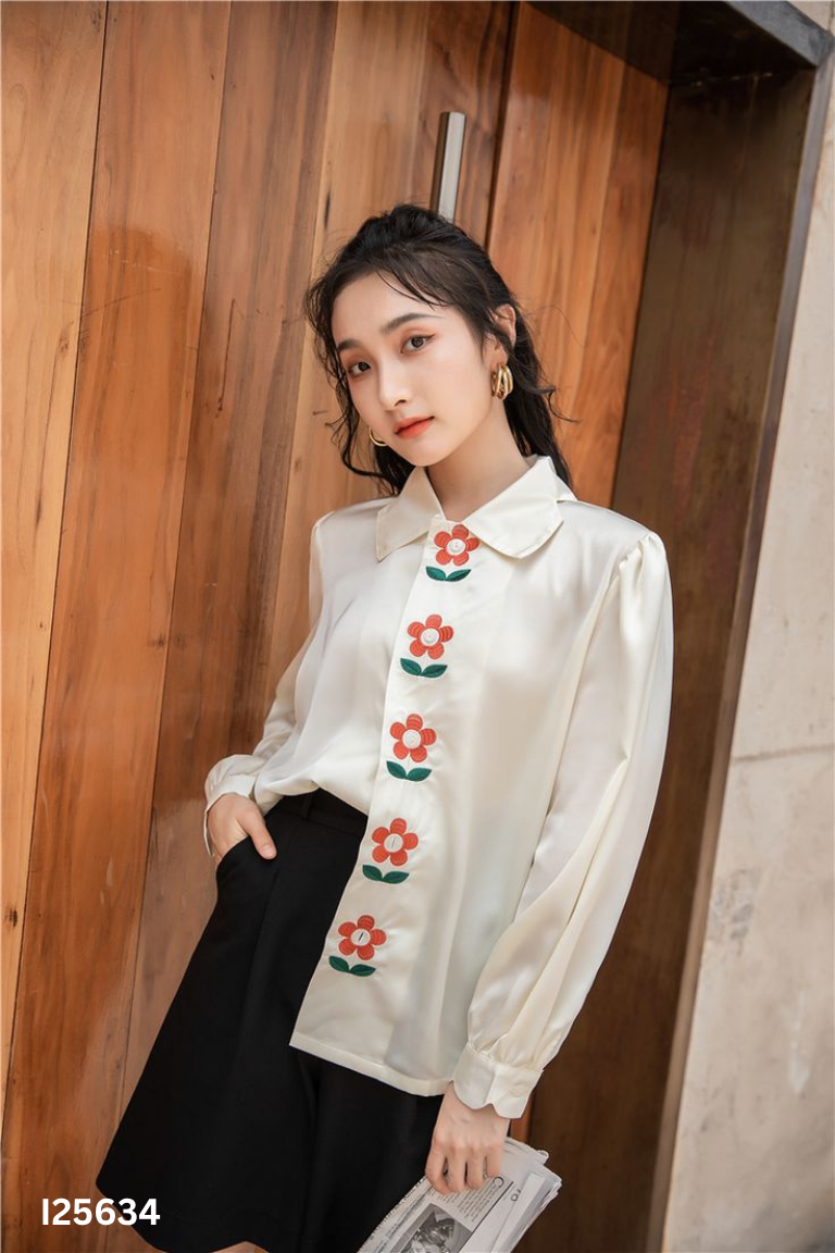 Áo sơ mi kem lụa thêu hoa