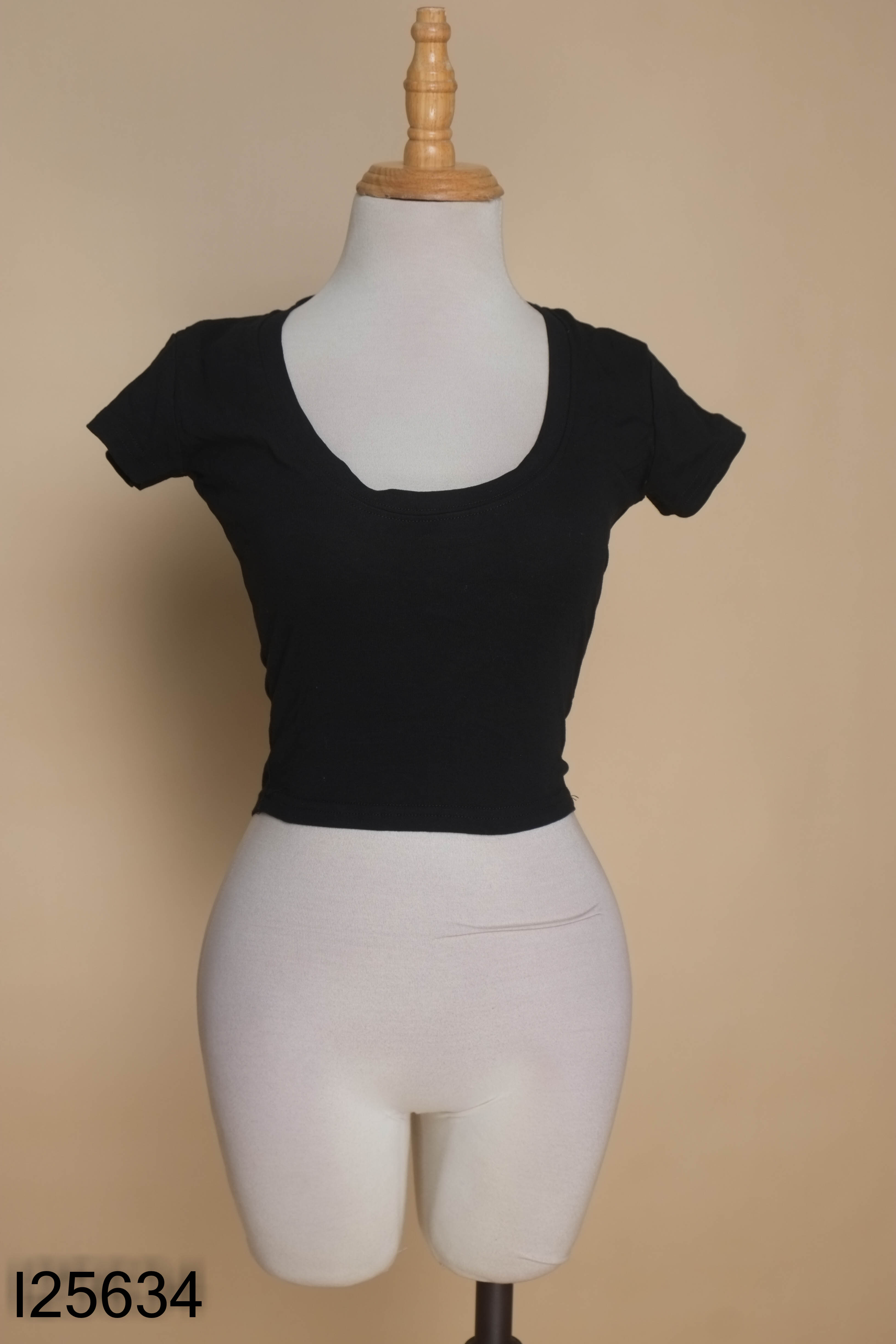 Áo crotop đen cổ thuyền