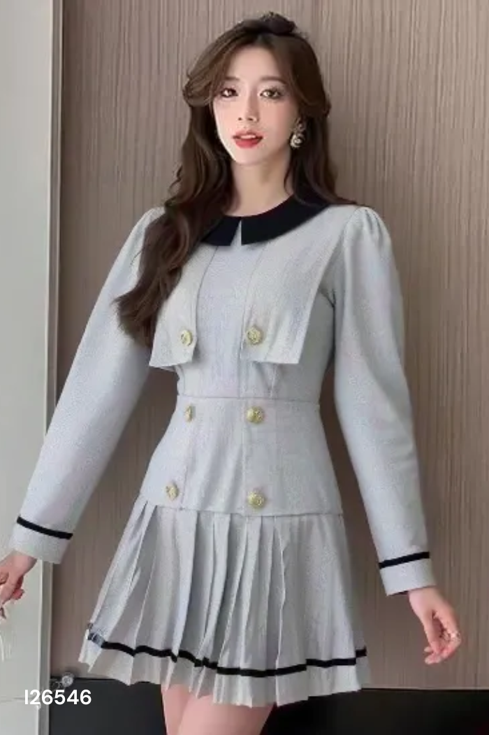 Váy xám xếp ly phối cúc vàng
