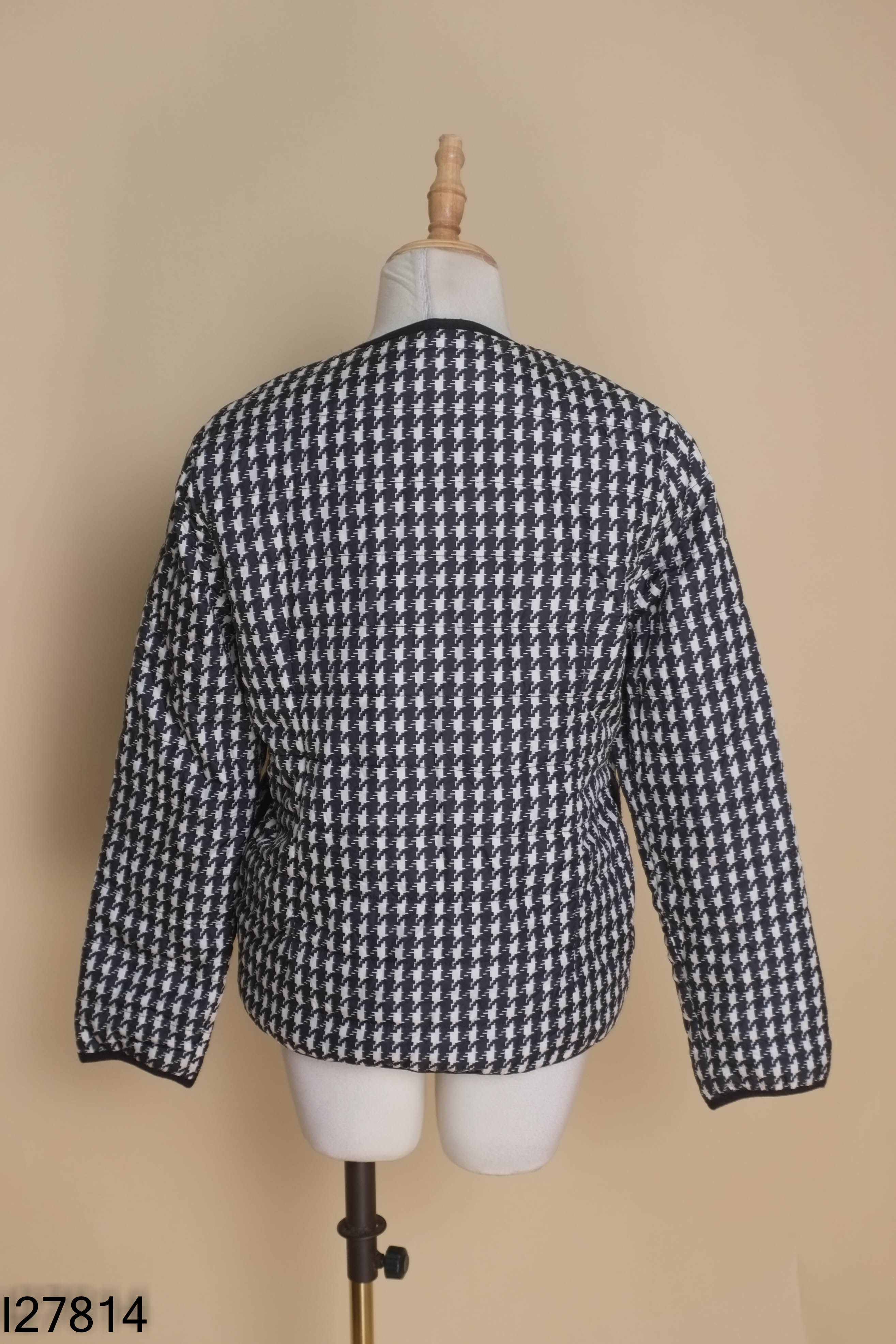 Áo khoác phao đen họa tiết MIXXO