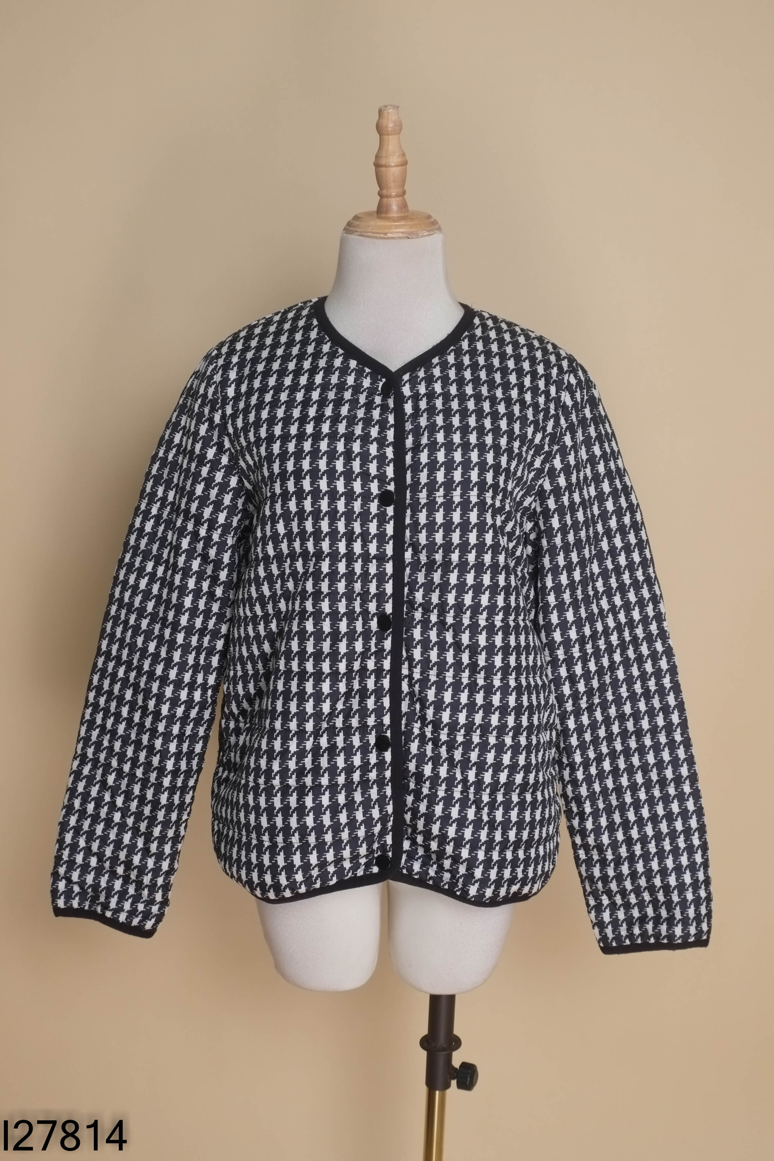 Áo khoác phao đen họa tiết MIXXO