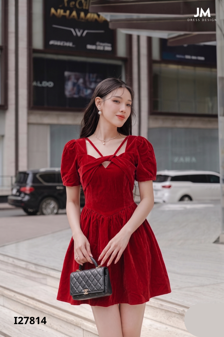 Váy nhung đỏ xoắn ngực