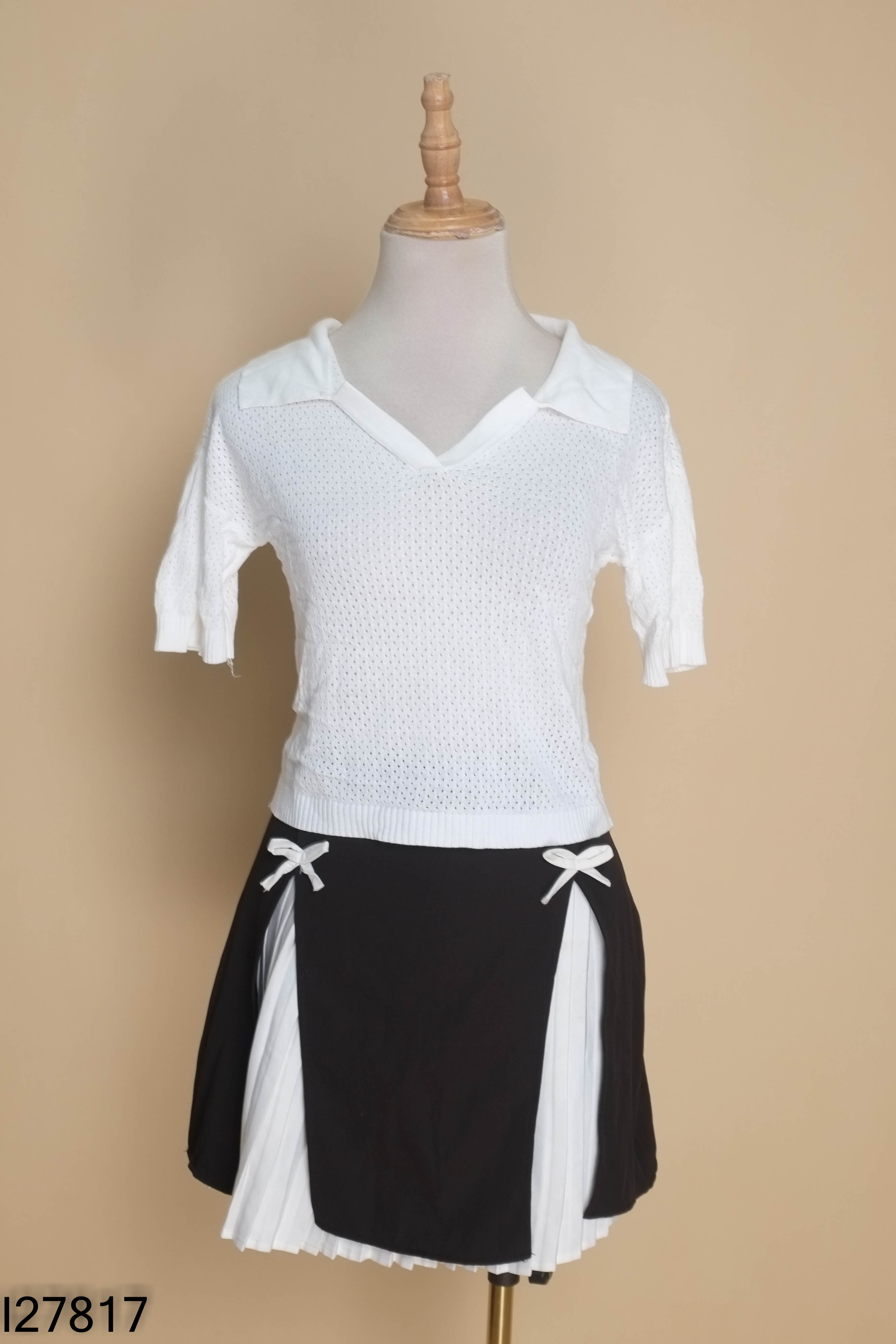 Set Áo ren trắng cổ V + Chân váy đen