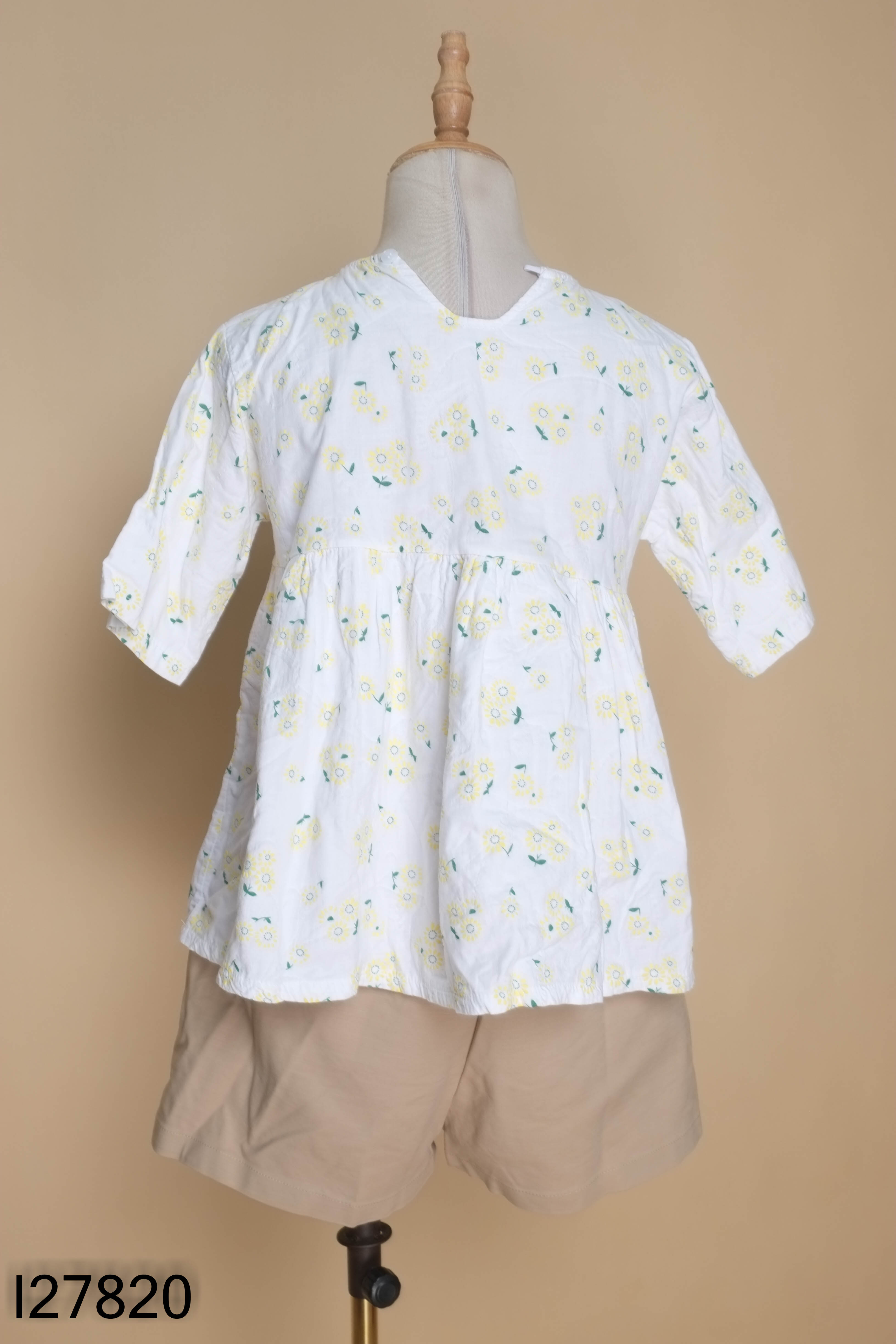 Set trắng hoa+quần kaki