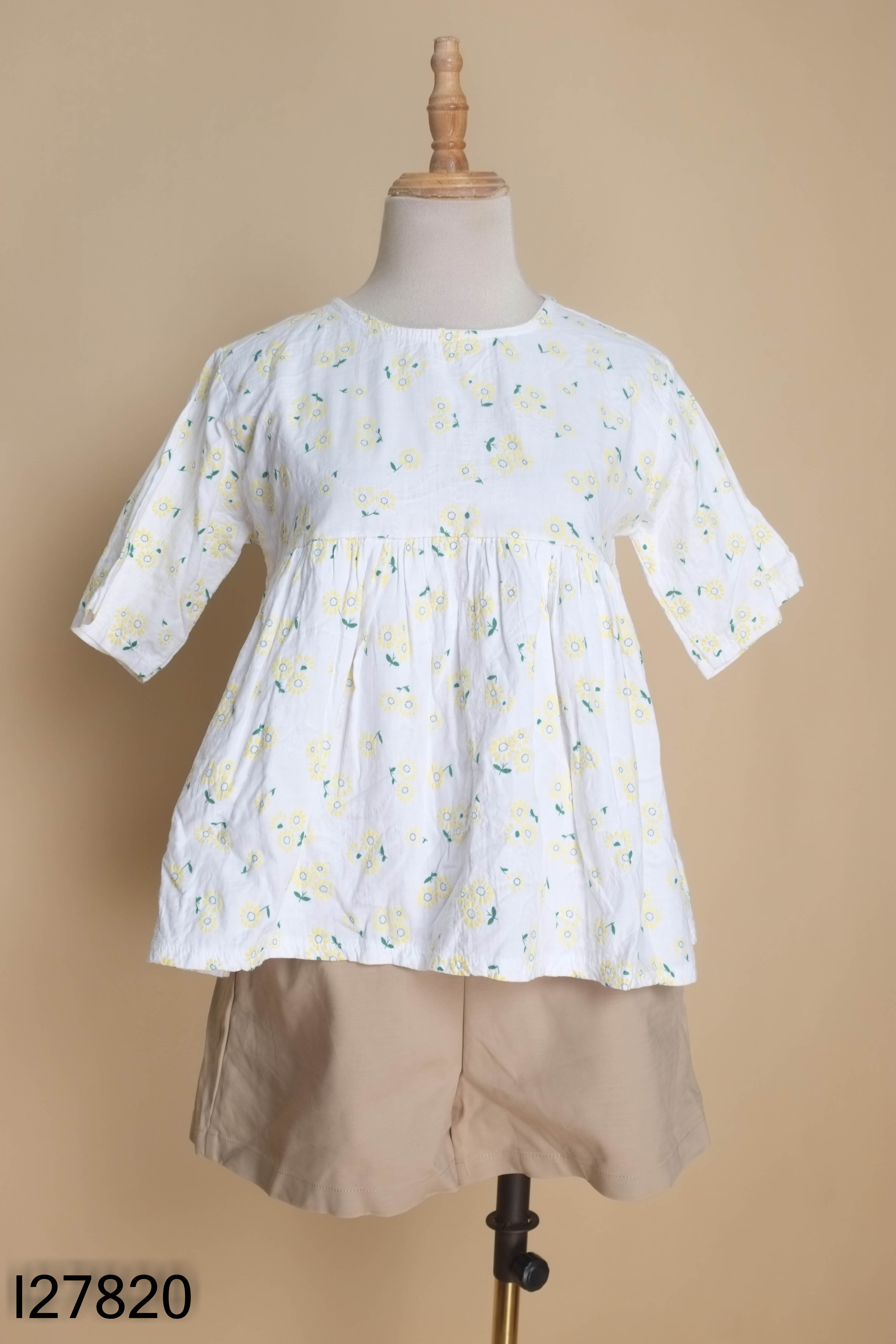 Set trắng hoa+quần kaki