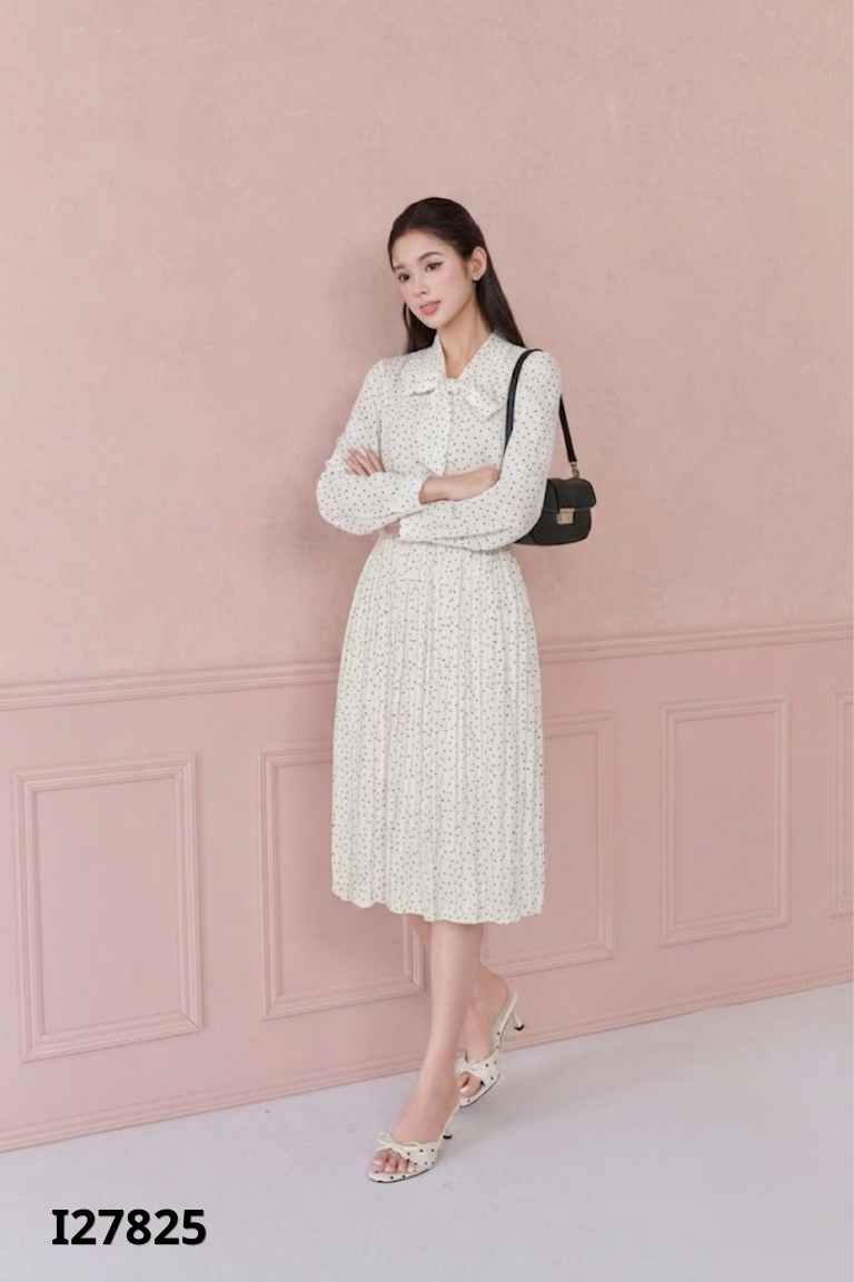 Váy kem chấm bi cổ buộc dây