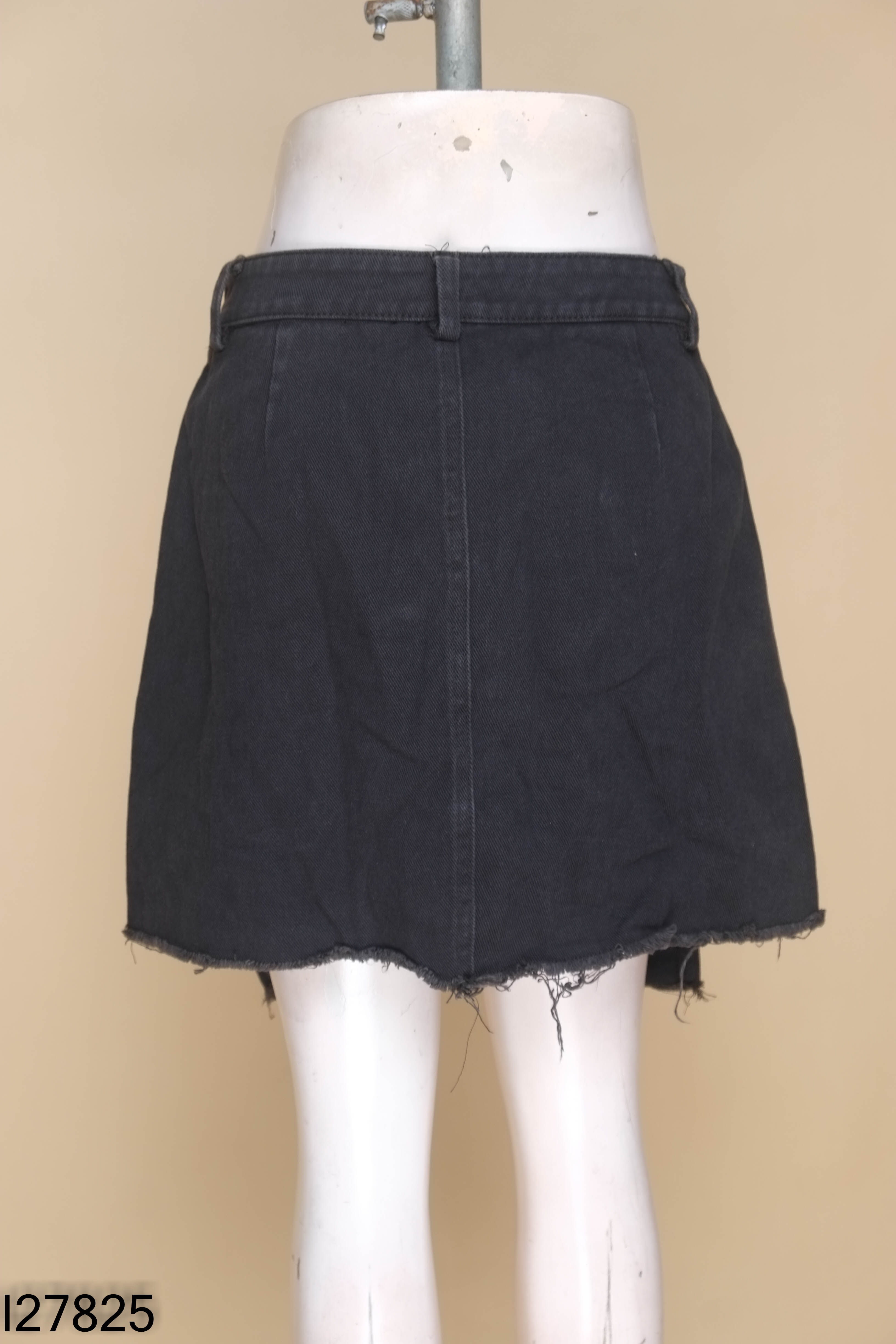Chân váy jeans đen cúc trắng