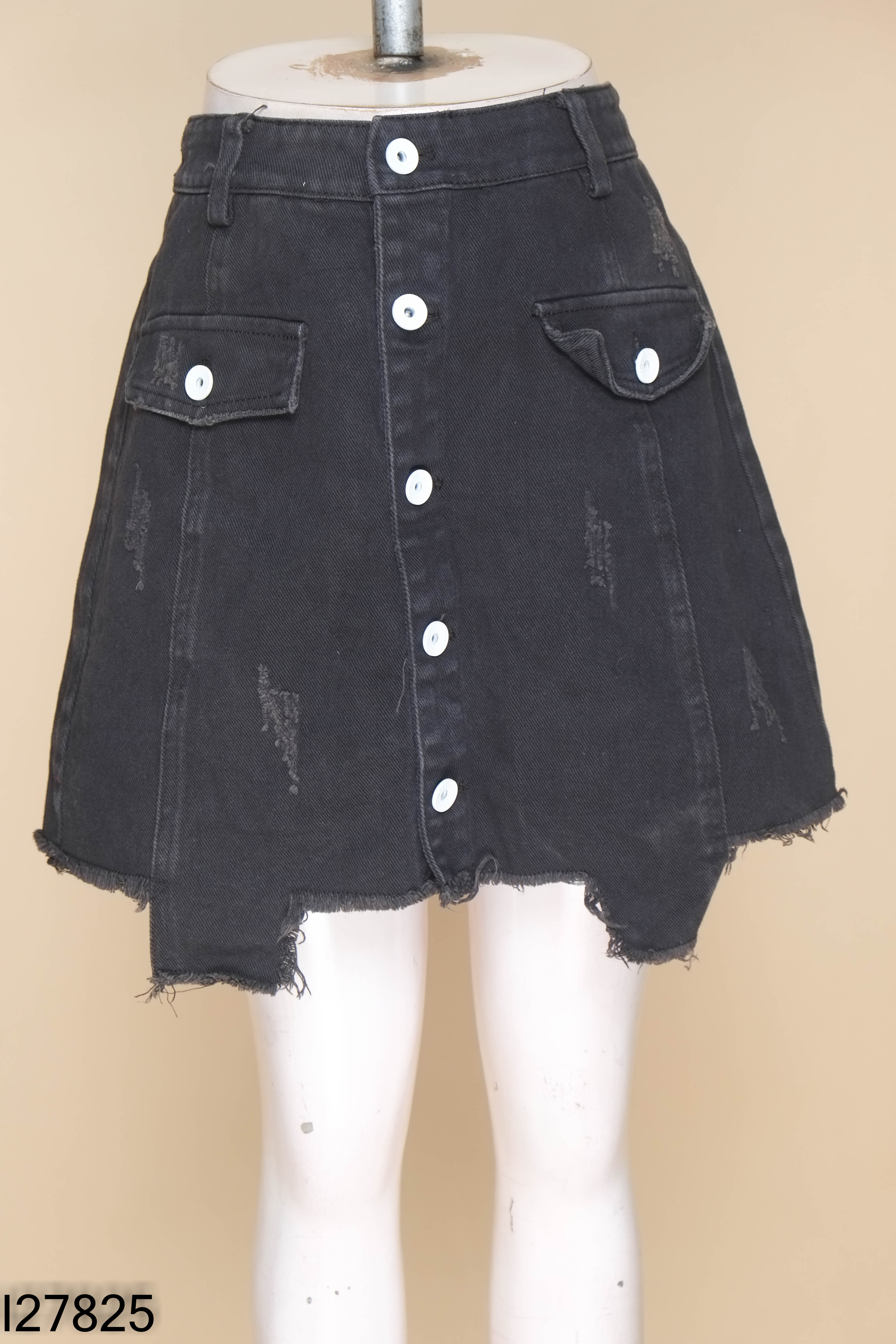 Chân váy jeans đen cúc trắng