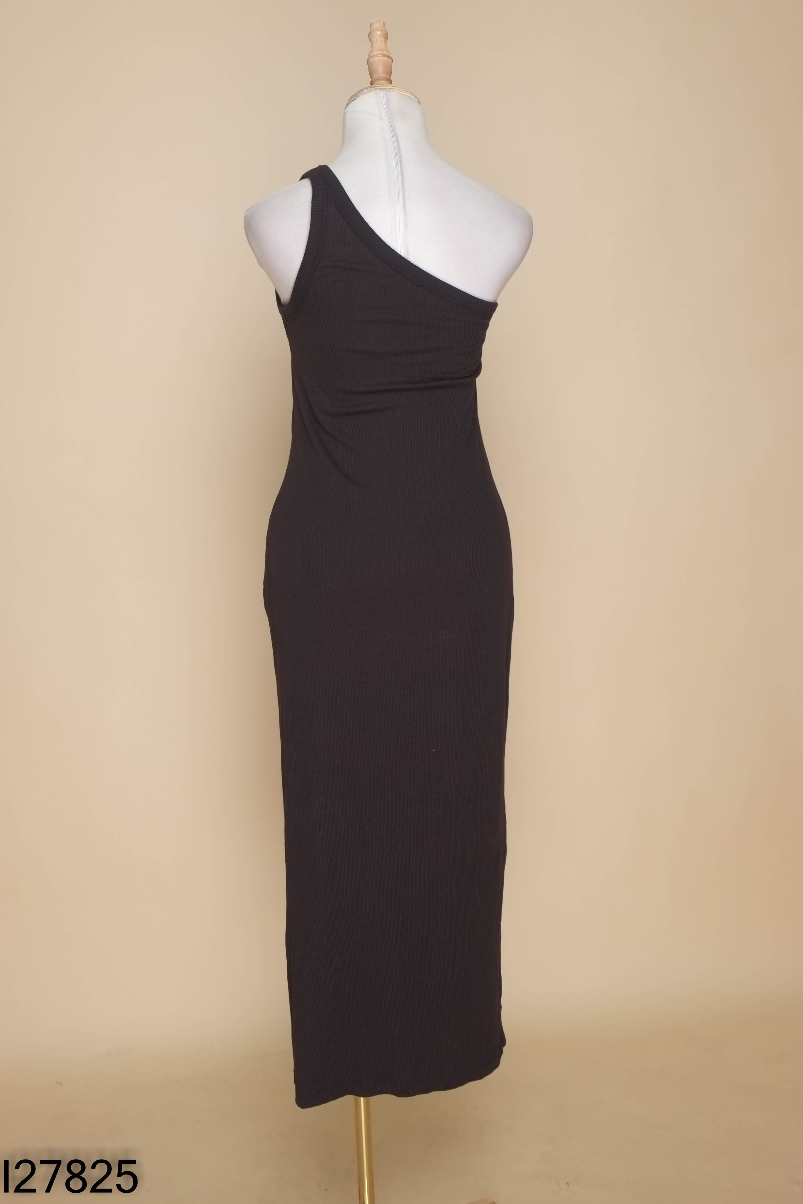 Váy đen lệch vai ôm body