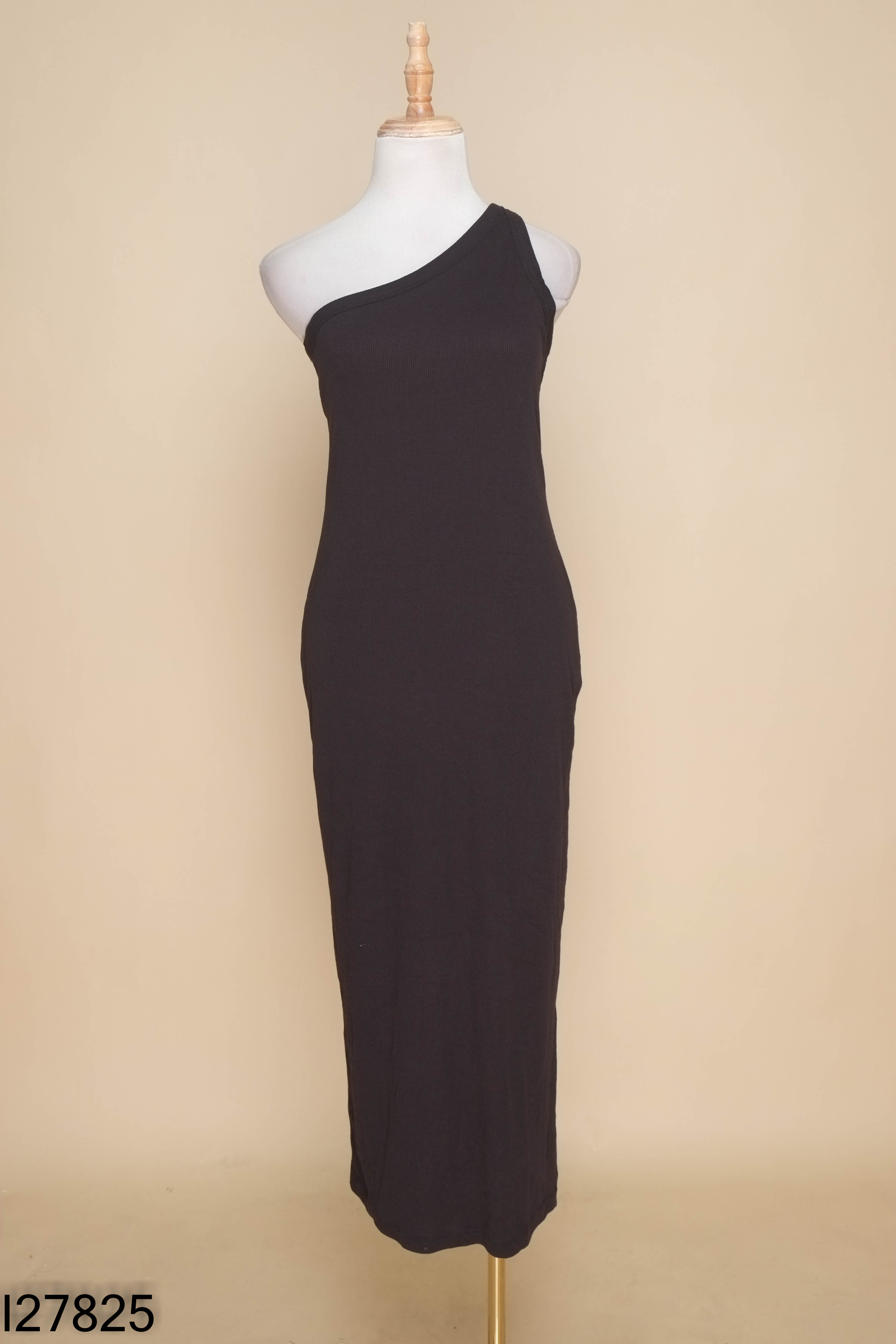 Váy đen lệch vai ôm body