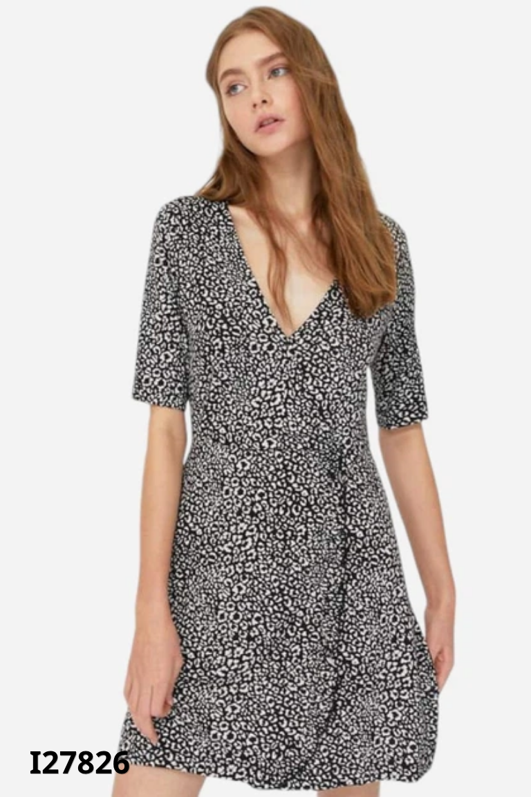 Váy STRADIVARIUS đen trắng cổ tim
