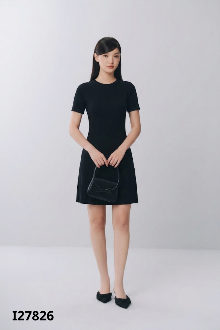 Váy đen trơn cổ tròn