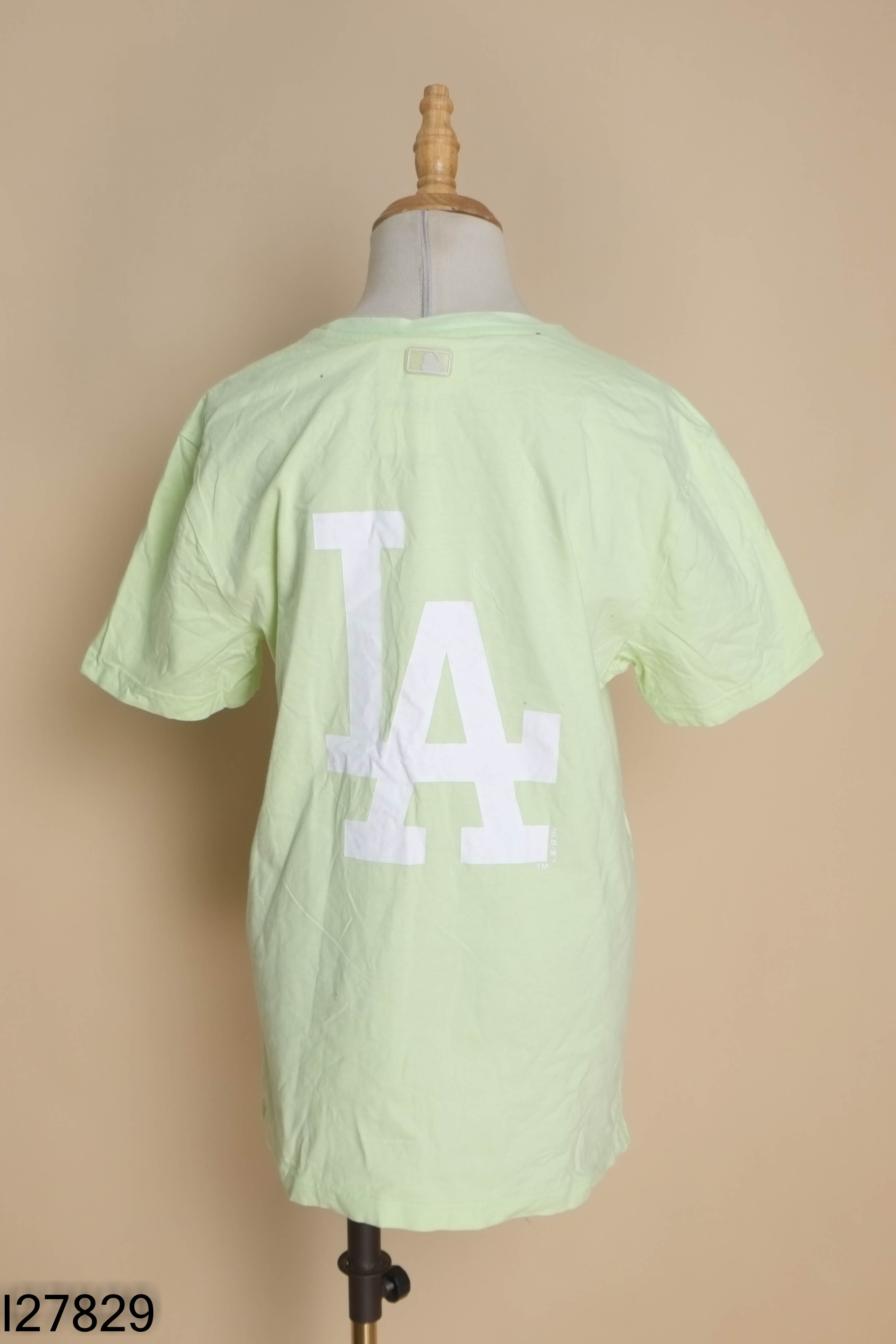Áo thun xanh chuối thêu chữ