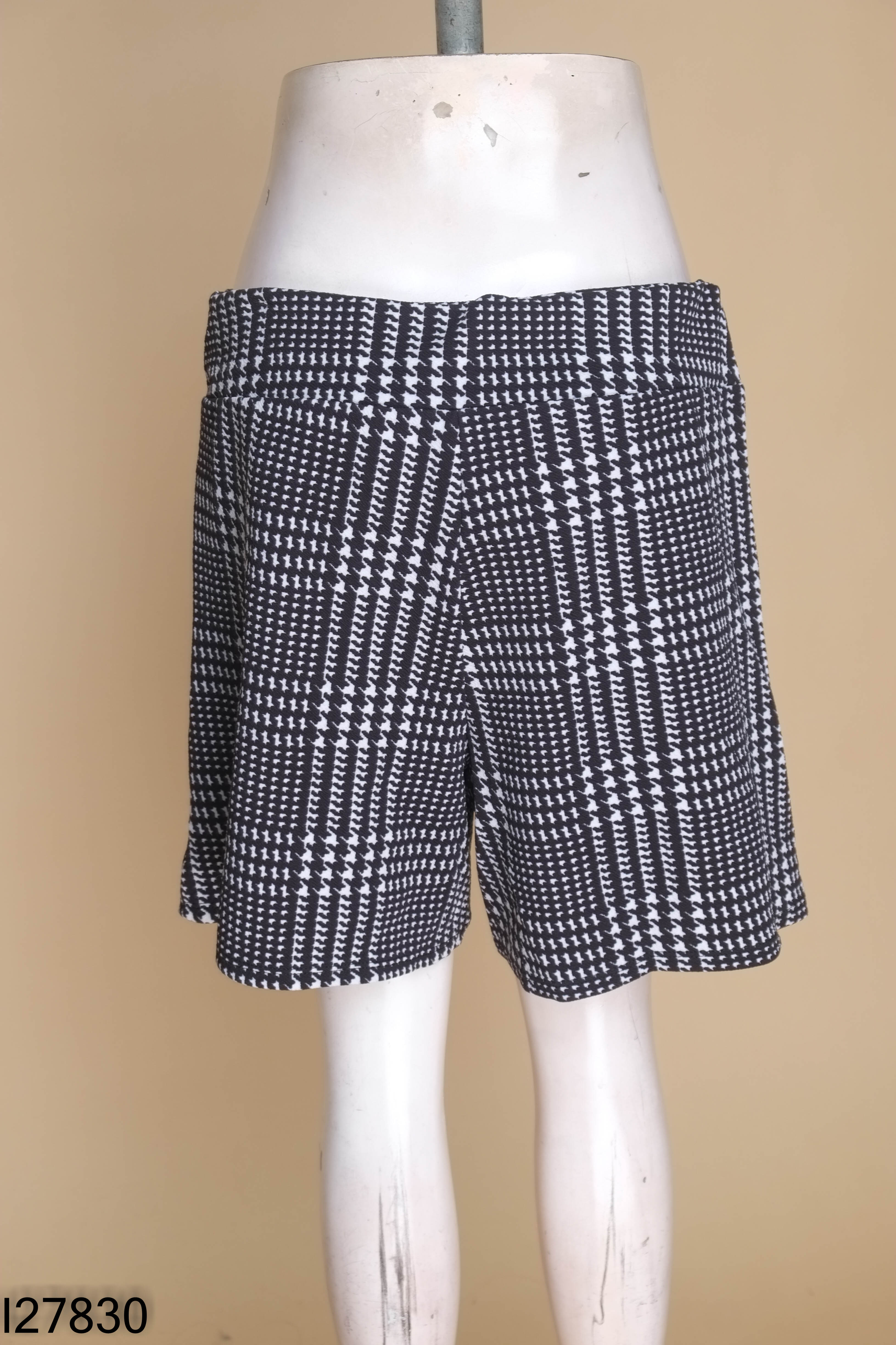 Quần shorts đen họa tiết cúc vàng