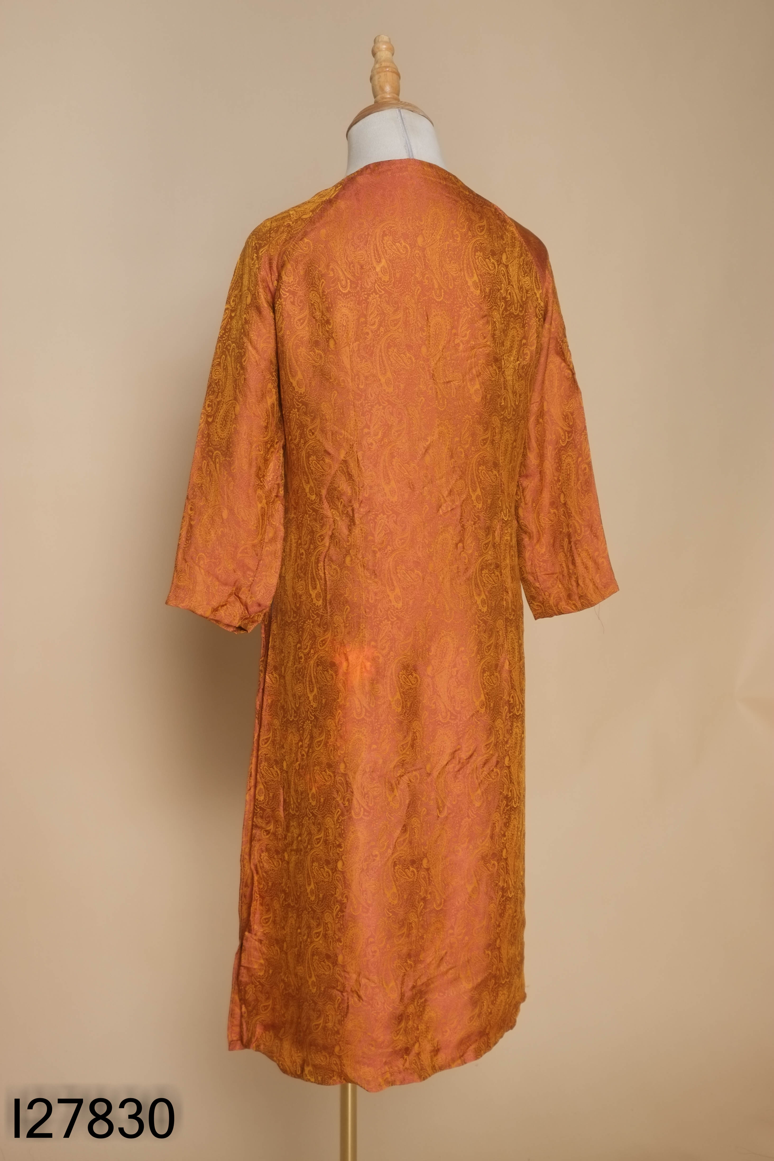 Áo dài vàng kim tuyến