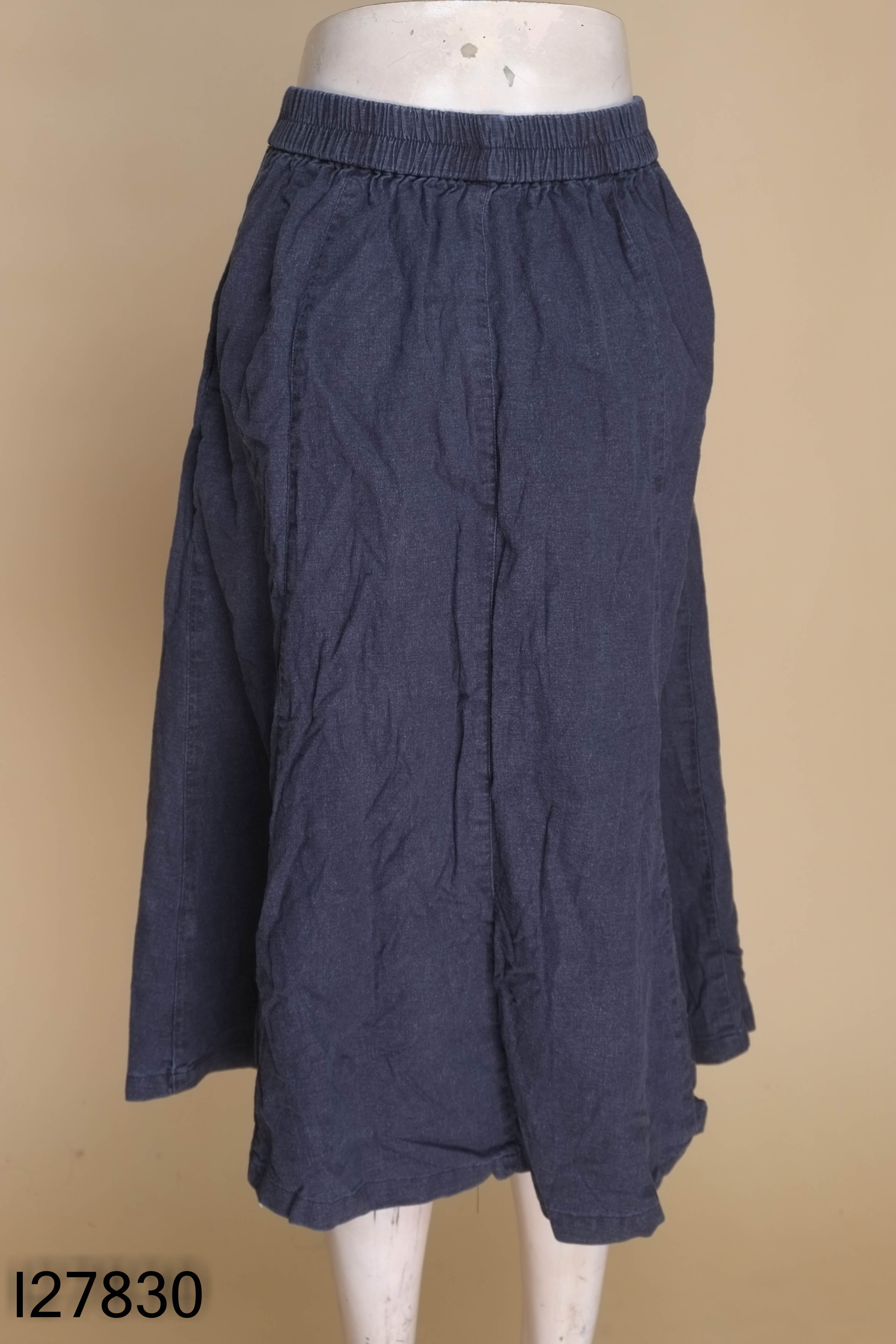 Chân váy jeans xanh cúc gỗ