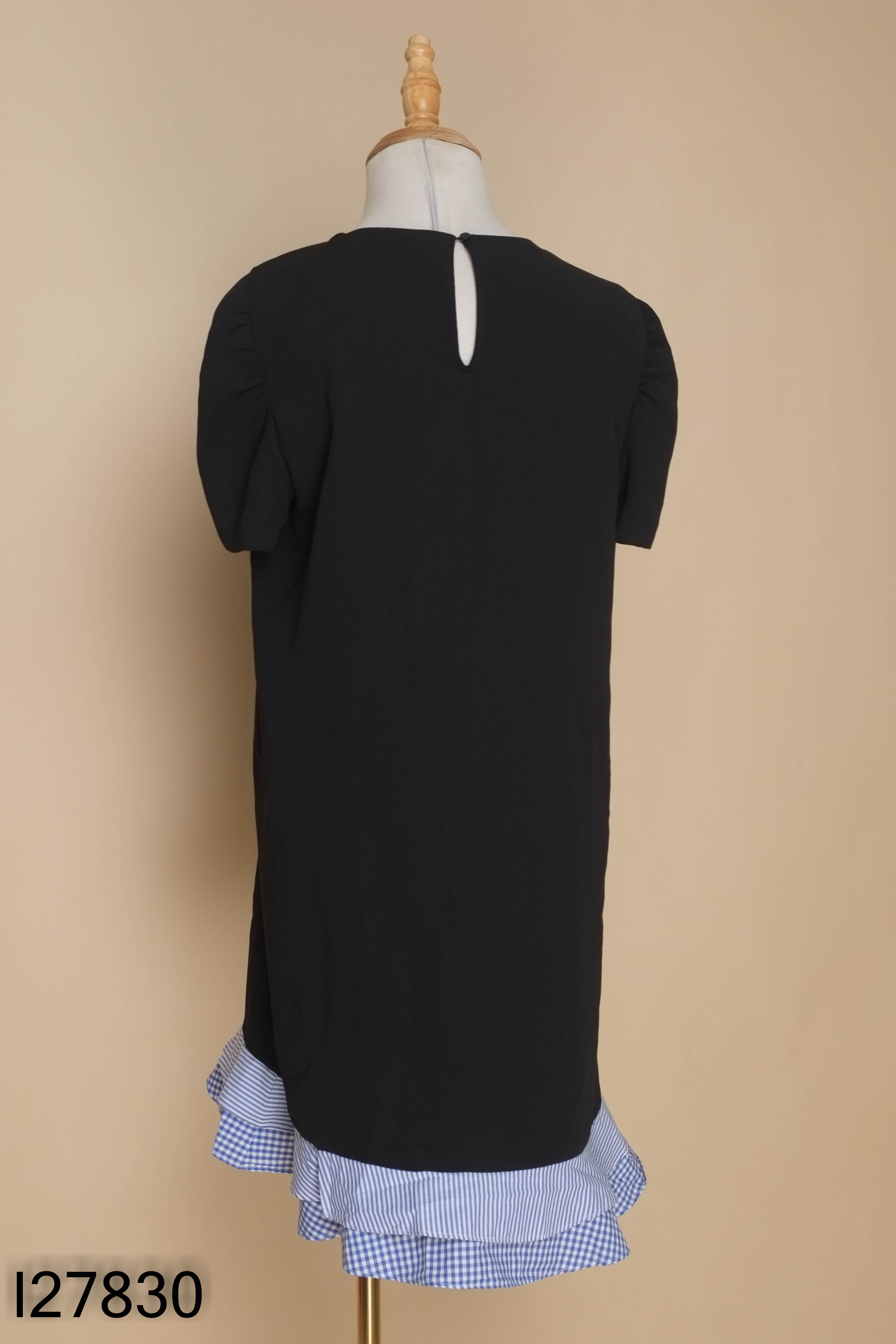 Váy đen ZARA BASIC cổ tim đuổi kẻ