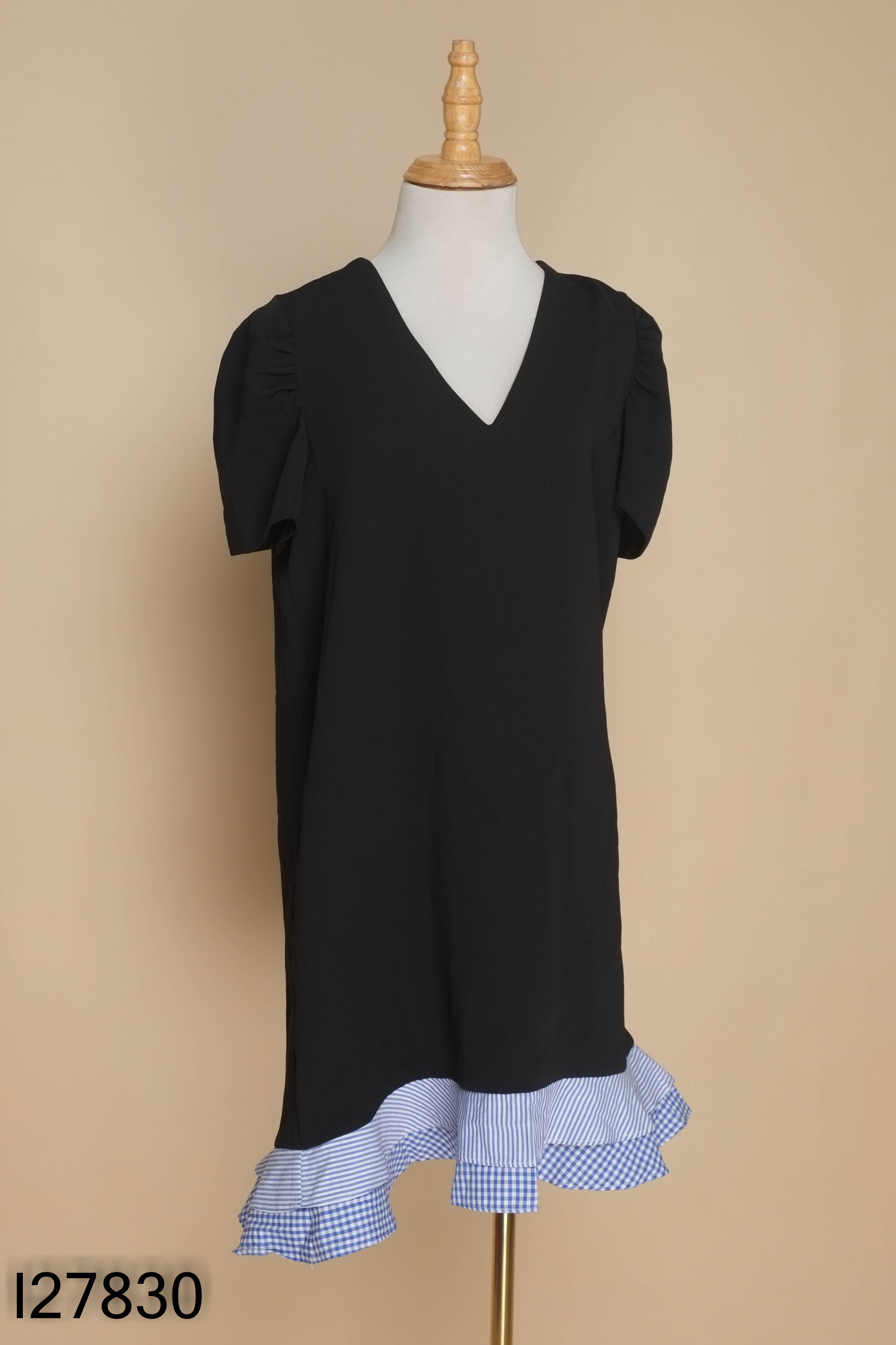 Váy đen ZARA BASIC cổ tim đuổi kẻ