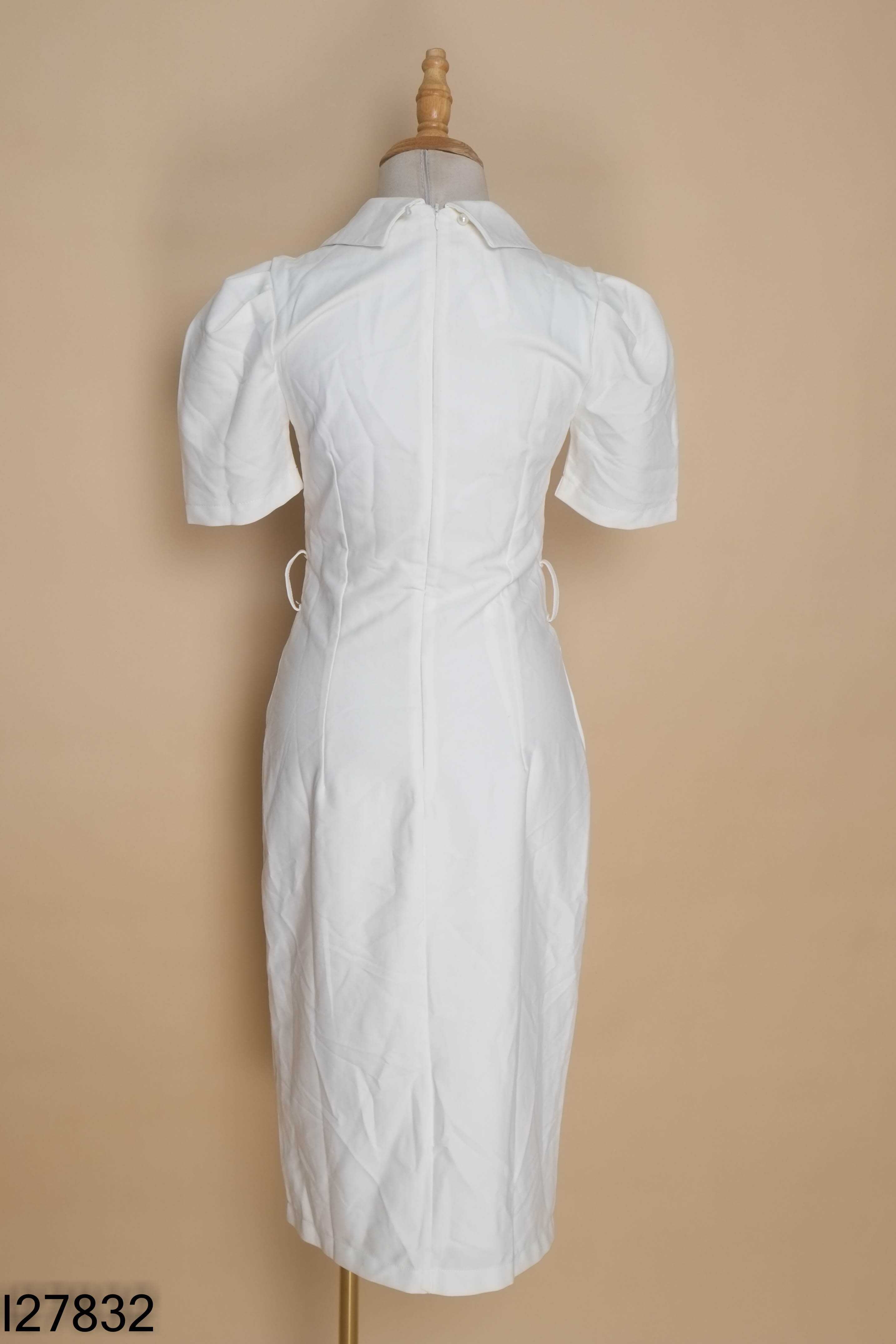 Váy trắng cổ vest dài