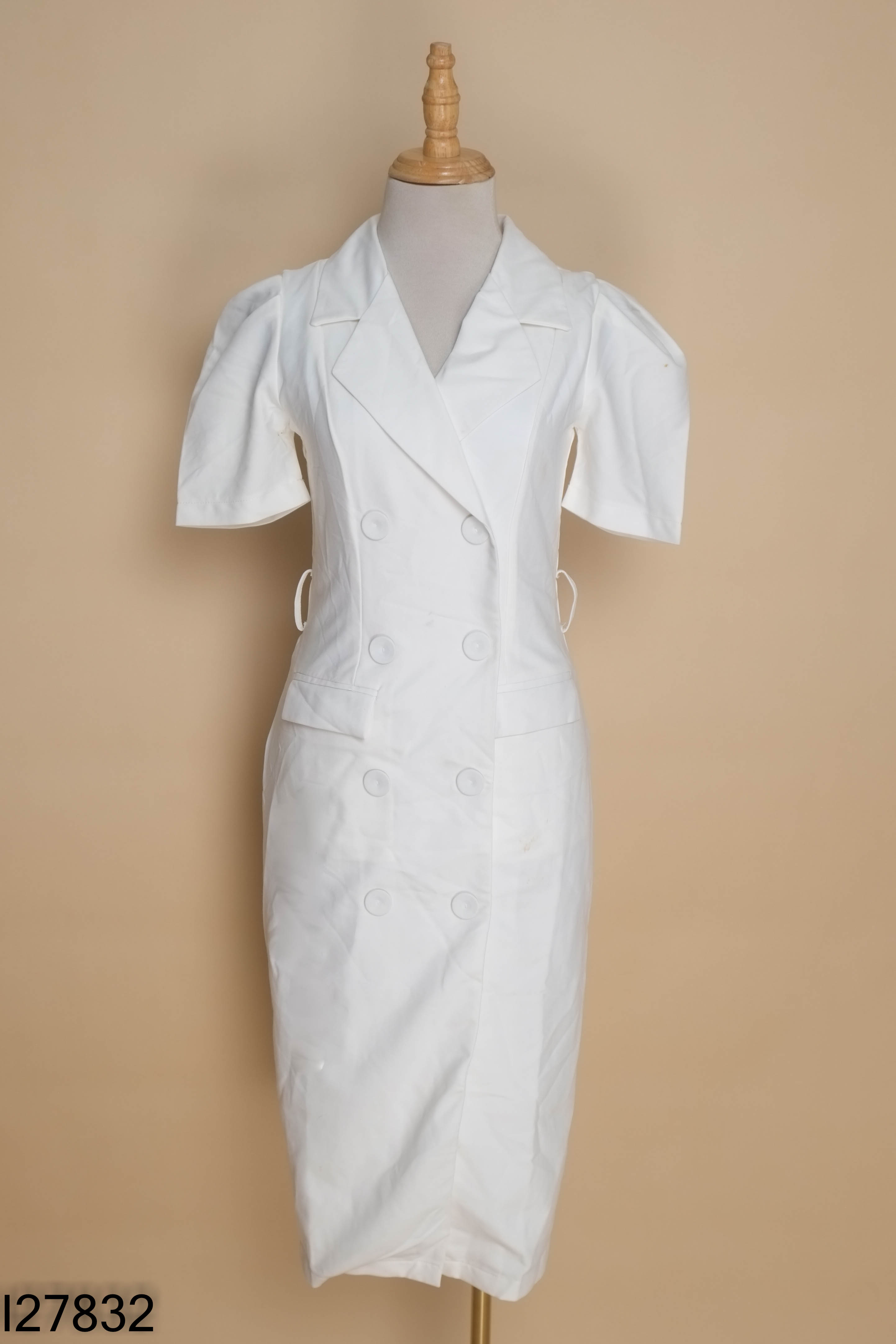 Váy trắng cổ vest dài