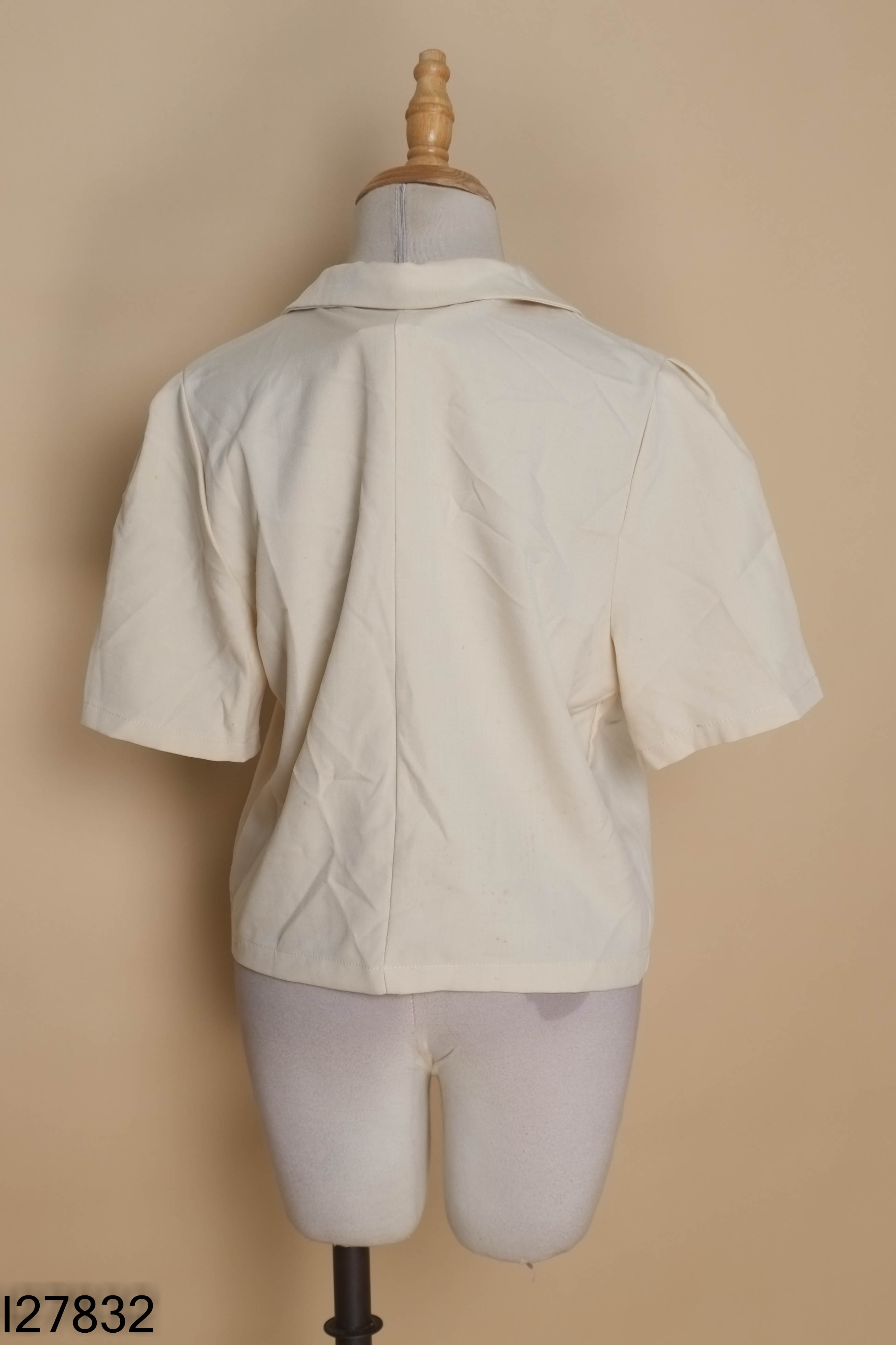 Áo sơ mi be cổ vest dáng lỡ
