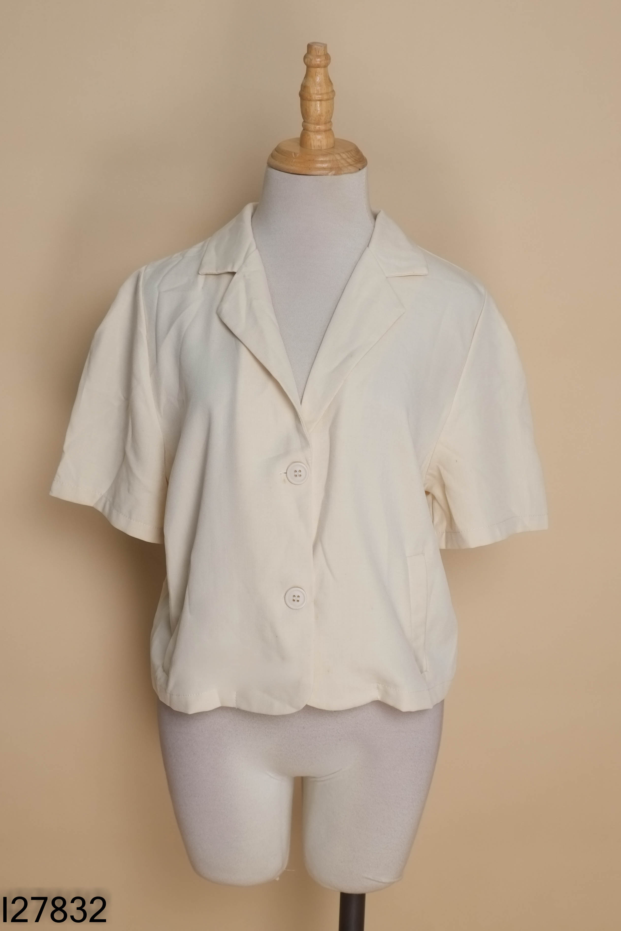 Áo sơ mi be cổ vest dáng lỡ