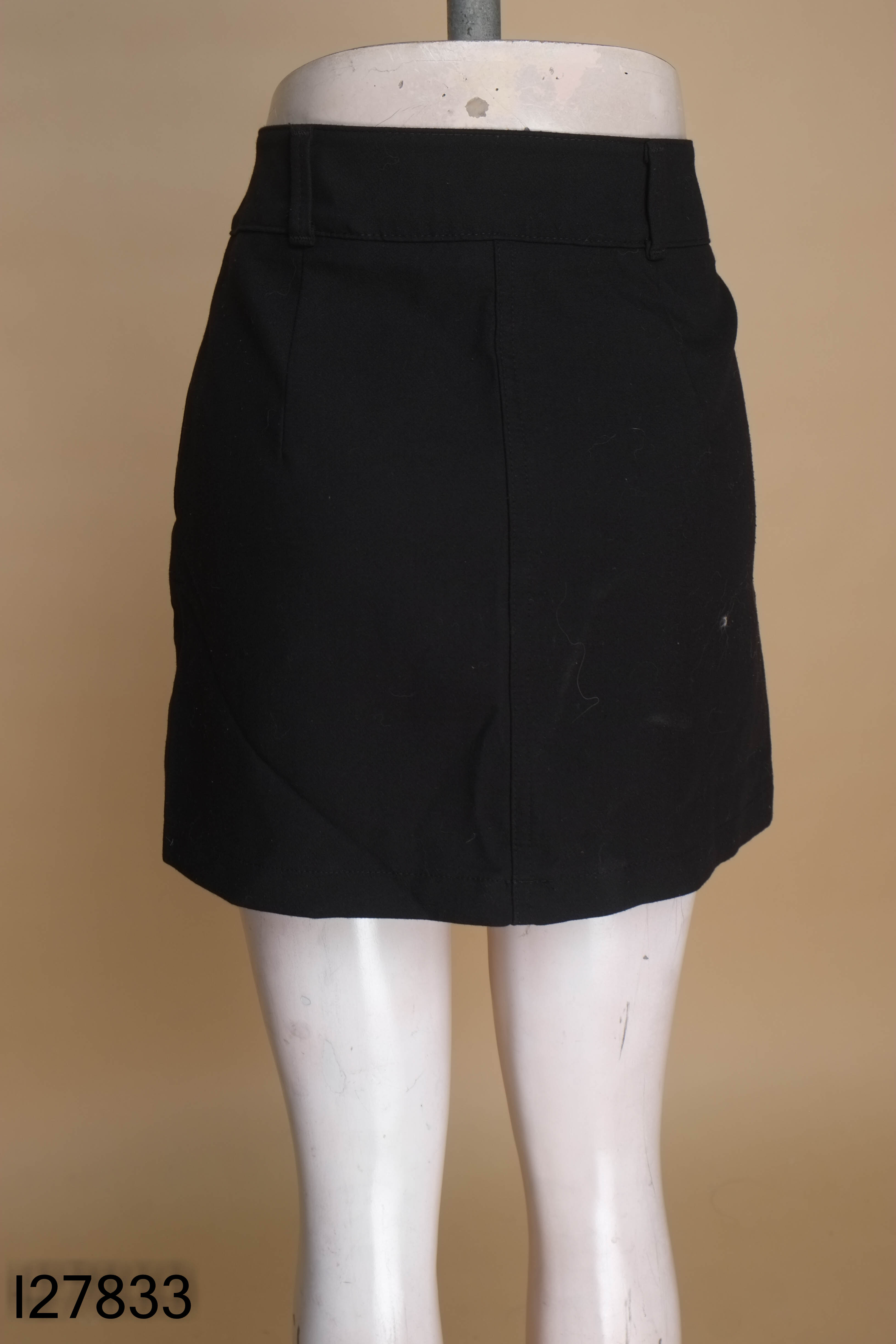 Chân váy đen BERSHKA cài khóa